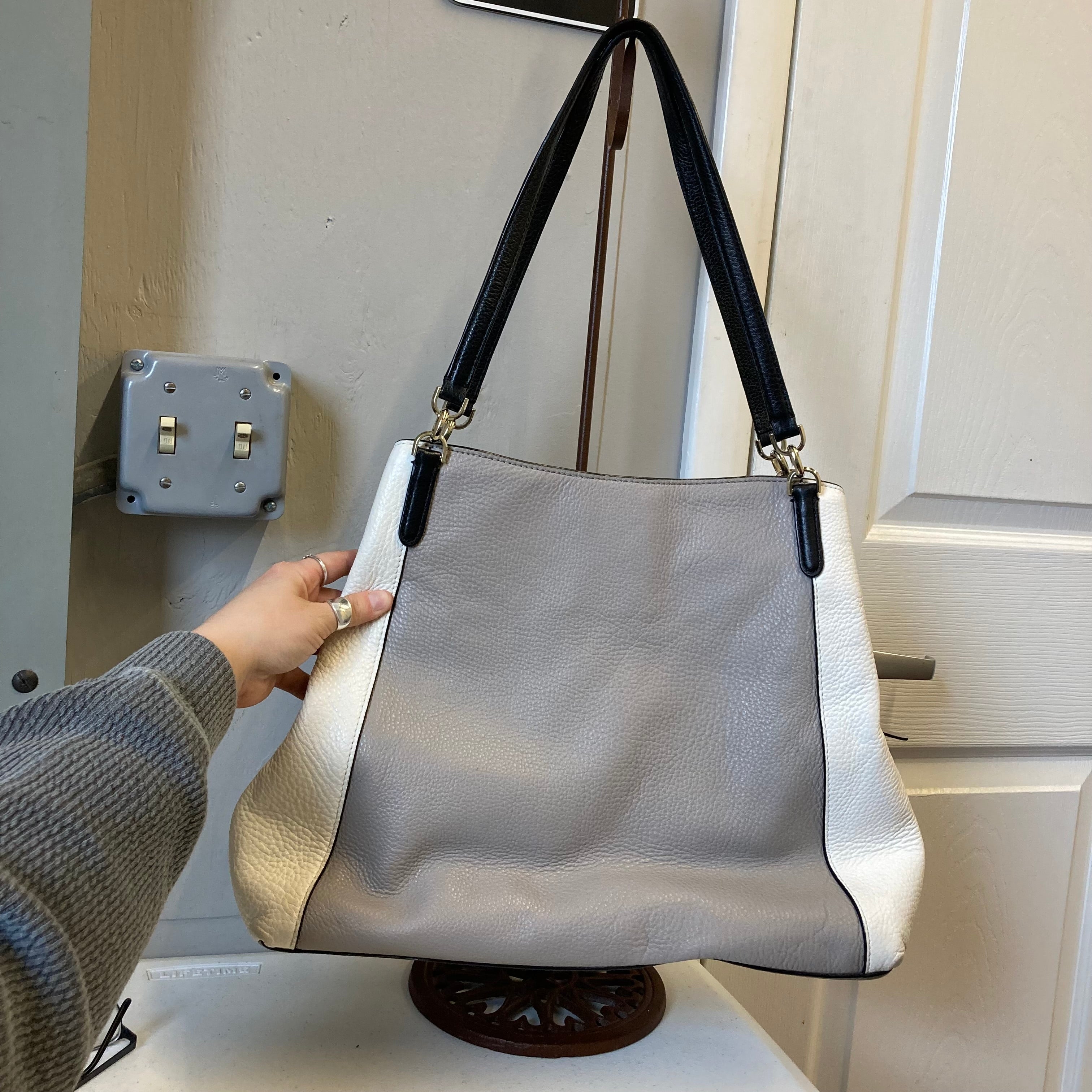 Handbag Designer By Kate Spade In Grey & White, Size:Medium