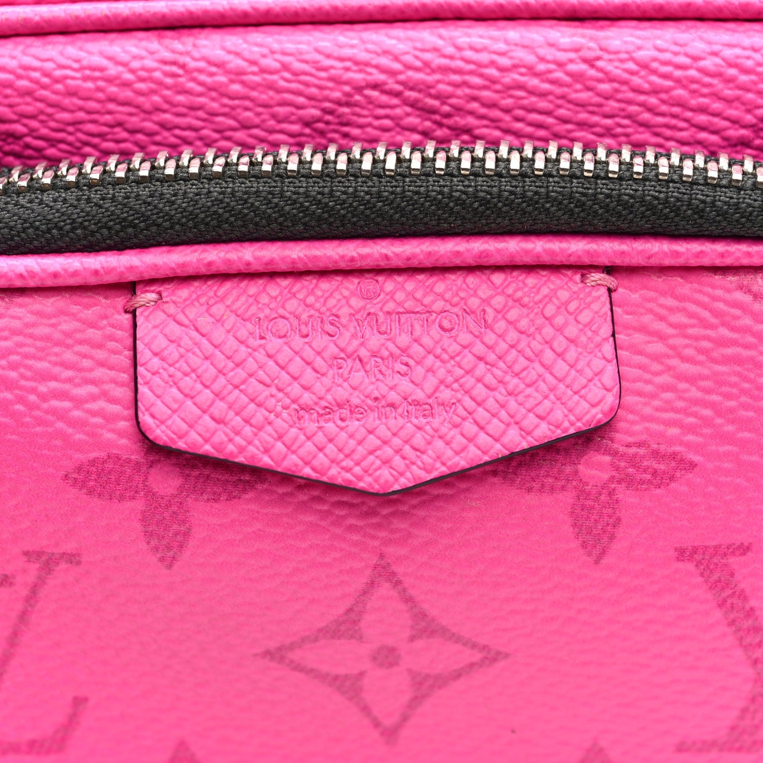 Taigarama Outdoor Pouch Fuchsia