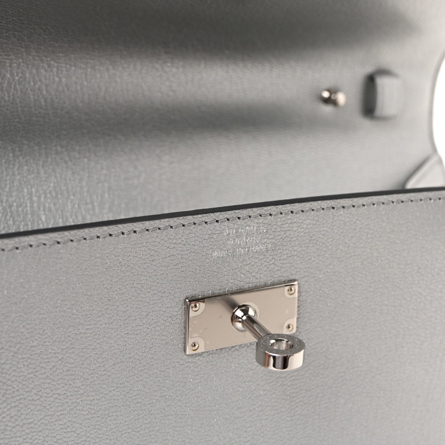 Metallic Chevre Chamkilight Kelly Wallet To Go Argent