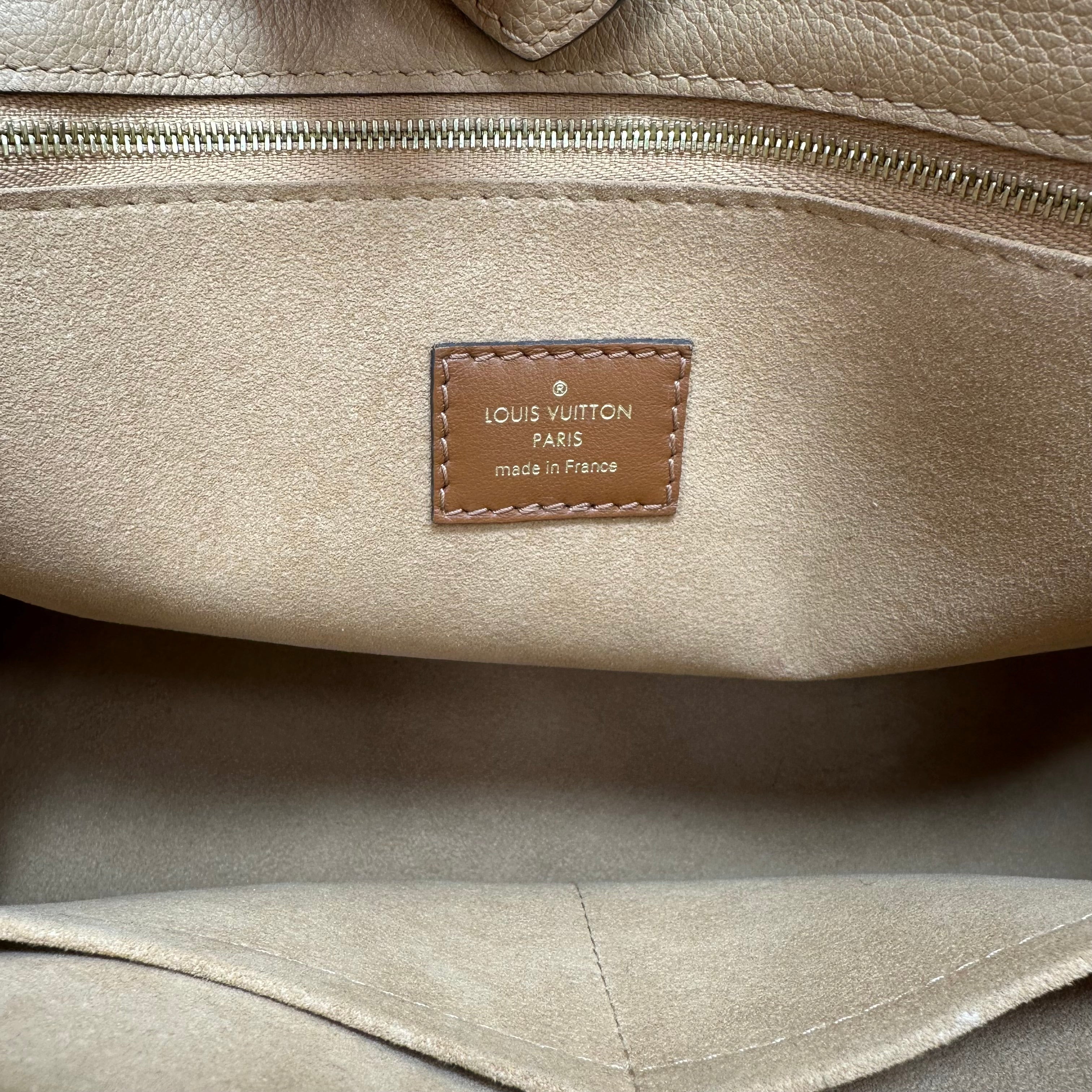 Handbag Luxury Designer By Louis Vuitton, Size: Medium