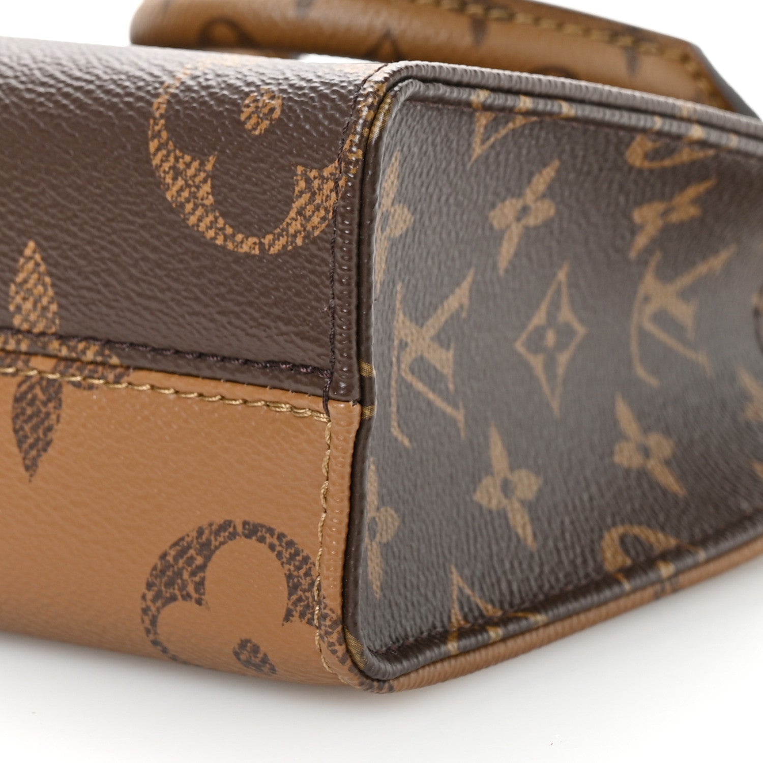 Reverse Monogram Giant Onthego BB