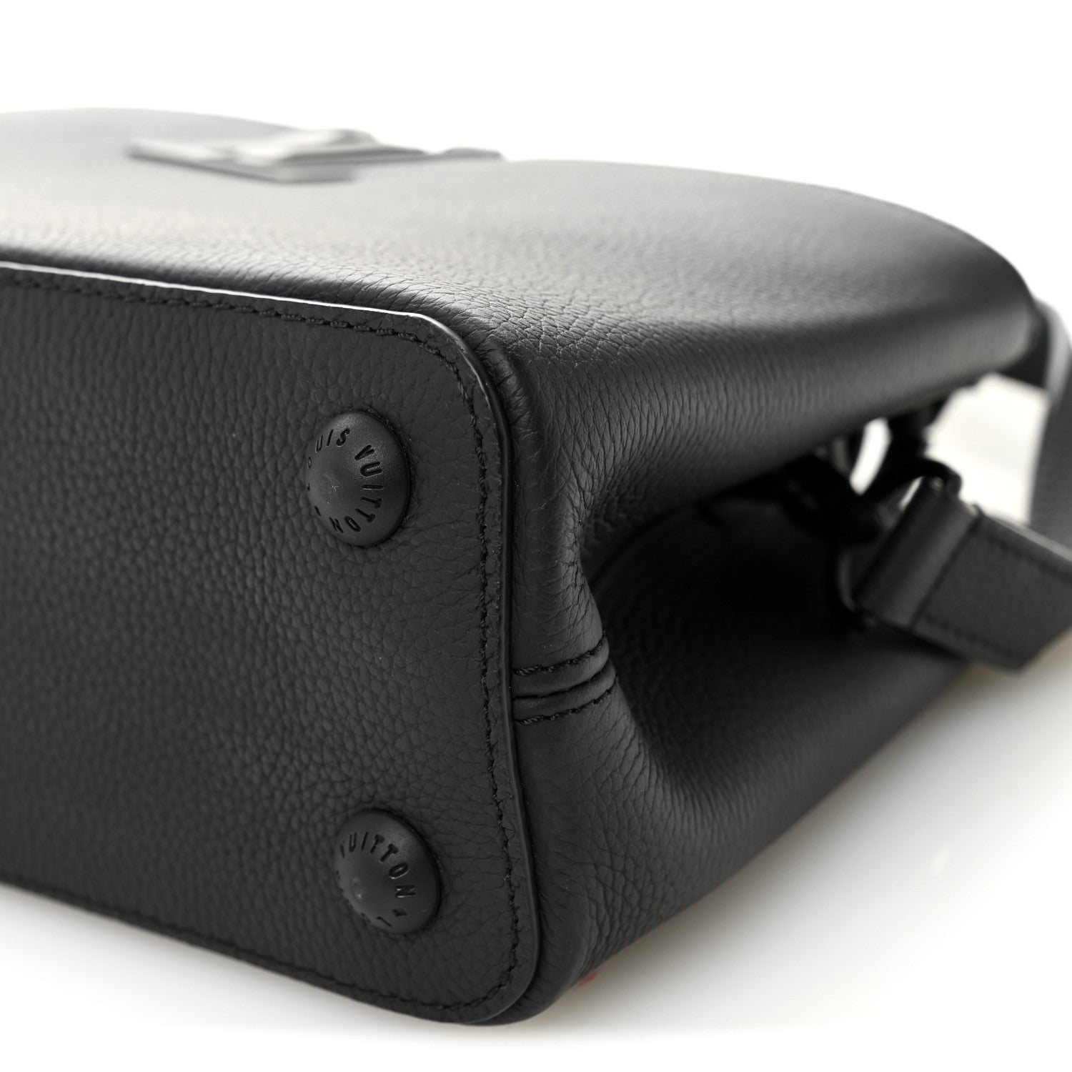 Taurillon Capucines East West MM Matte Black
