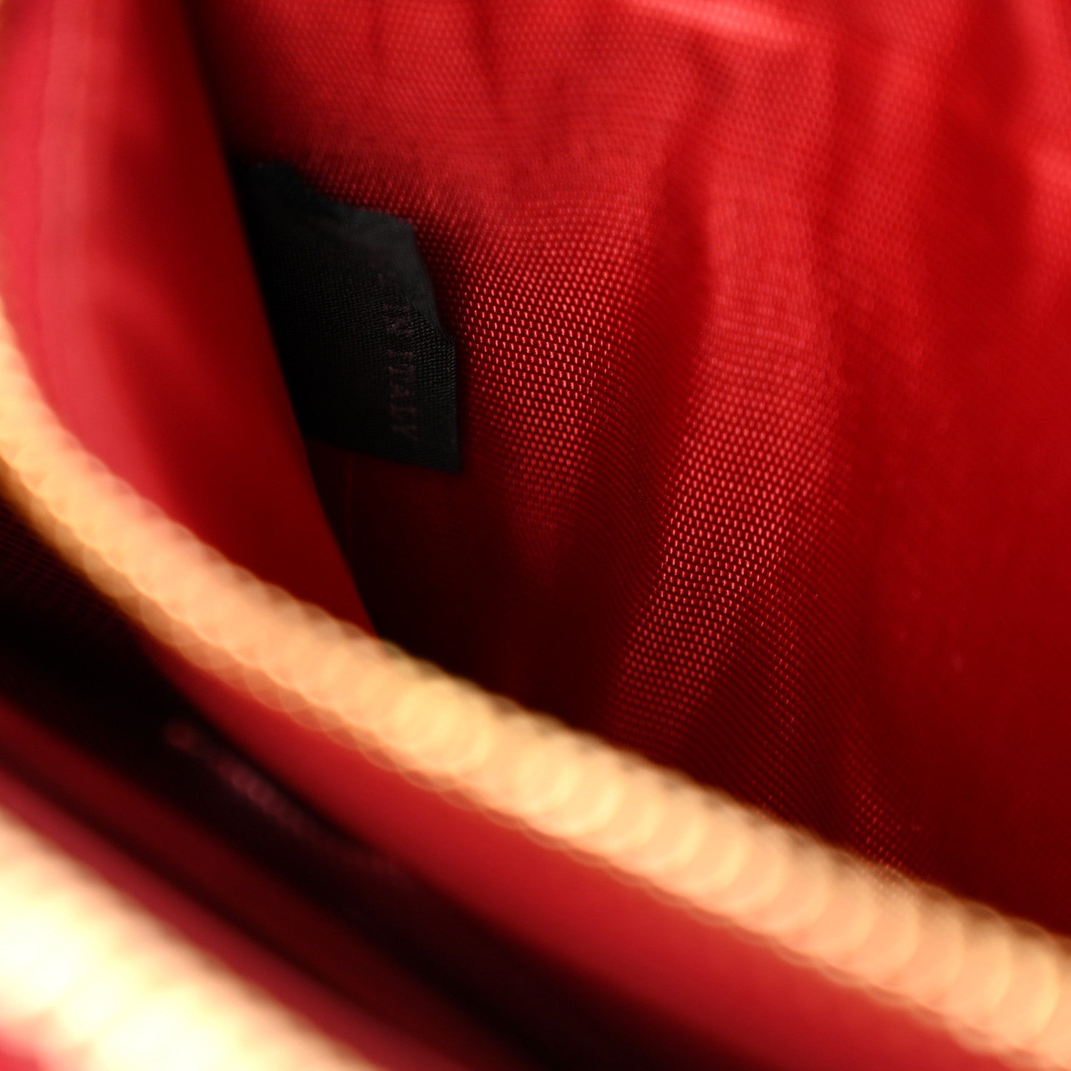 Saffiano Triangle Zip Around Wallet Fuoco