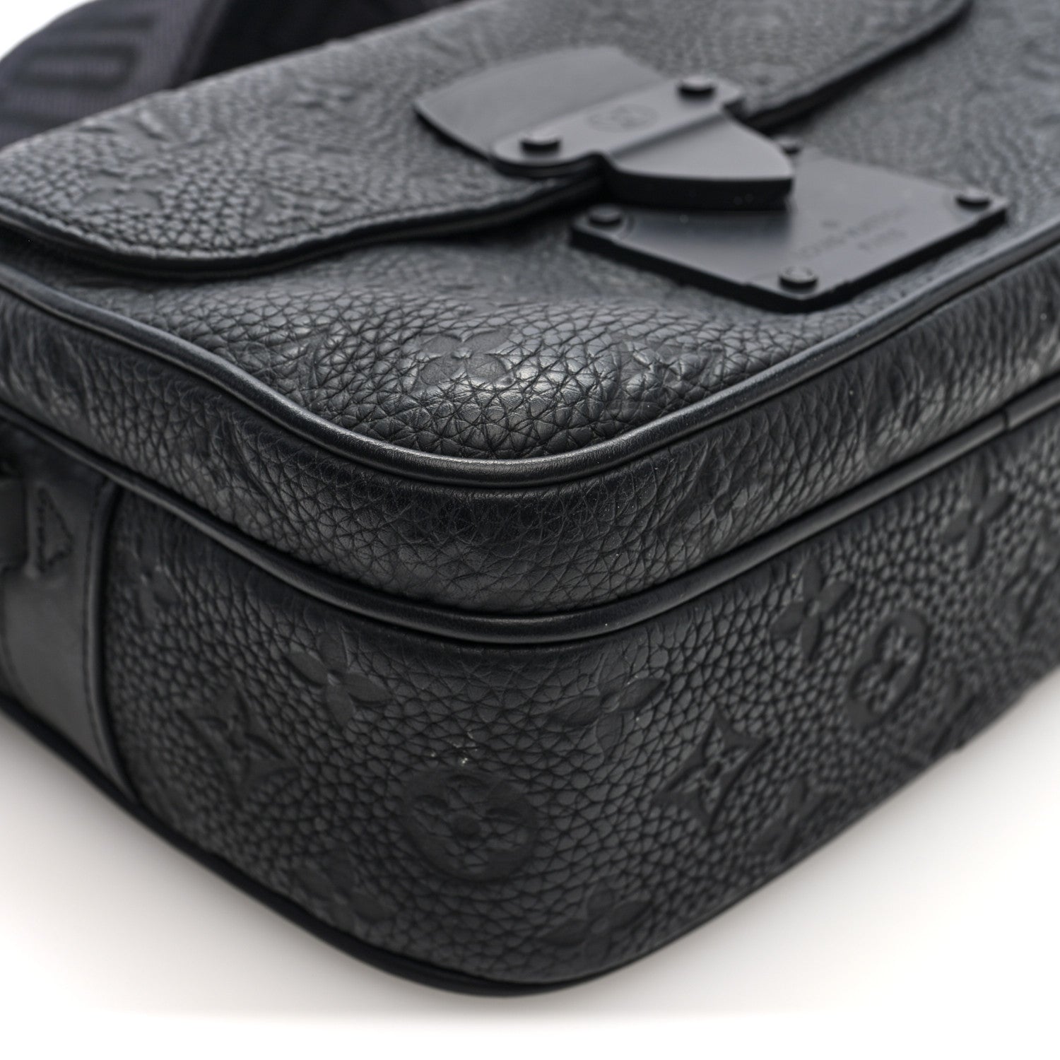 Taurillon Monogram S Lock Messenger Black