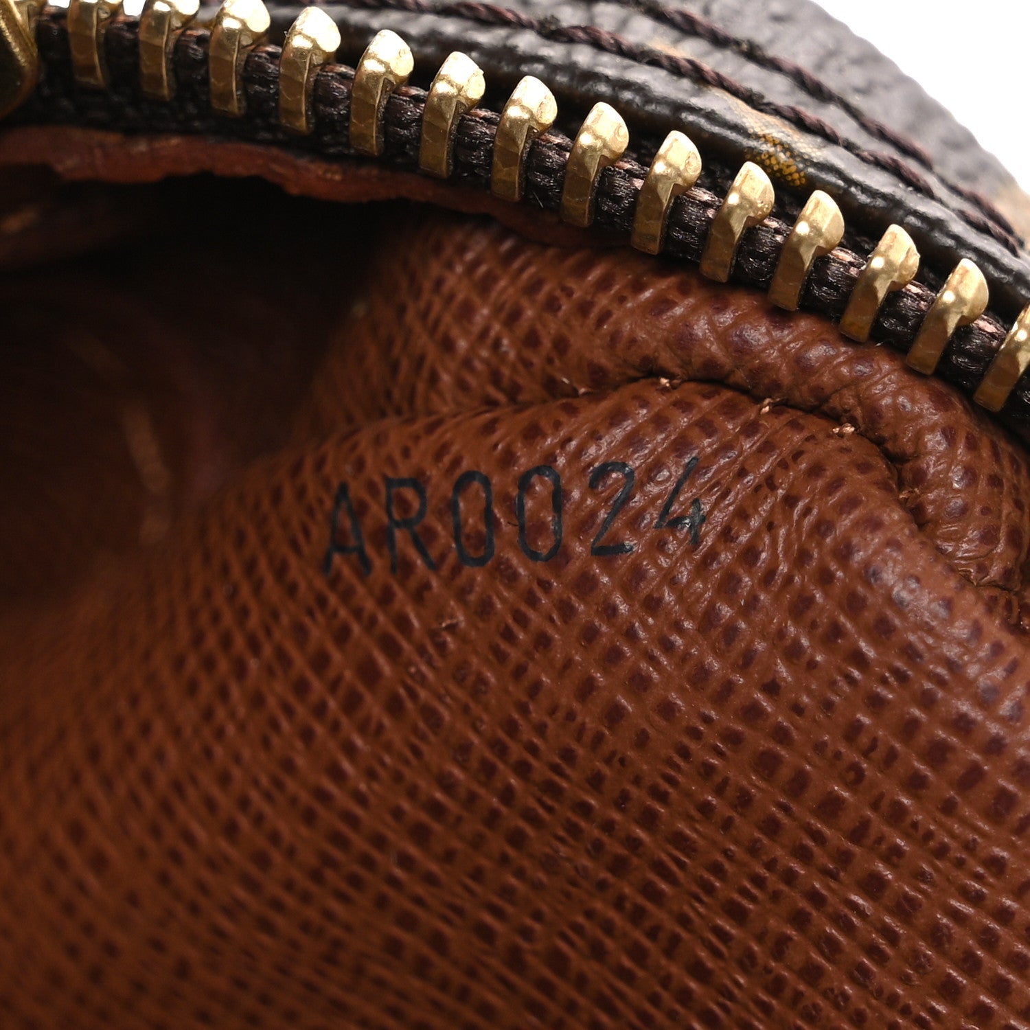 Monogram Nil 28