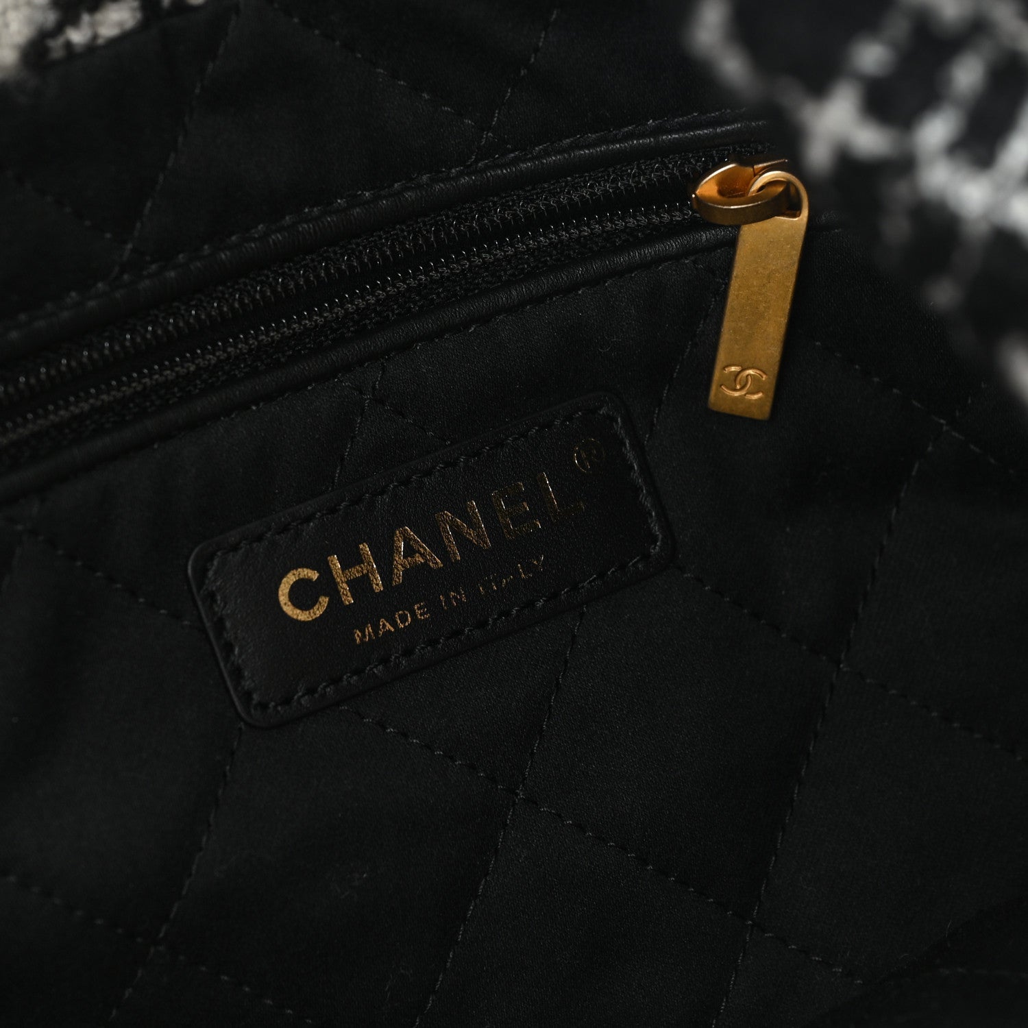Cashmere Quilted Camellia Chanel 22 Black White