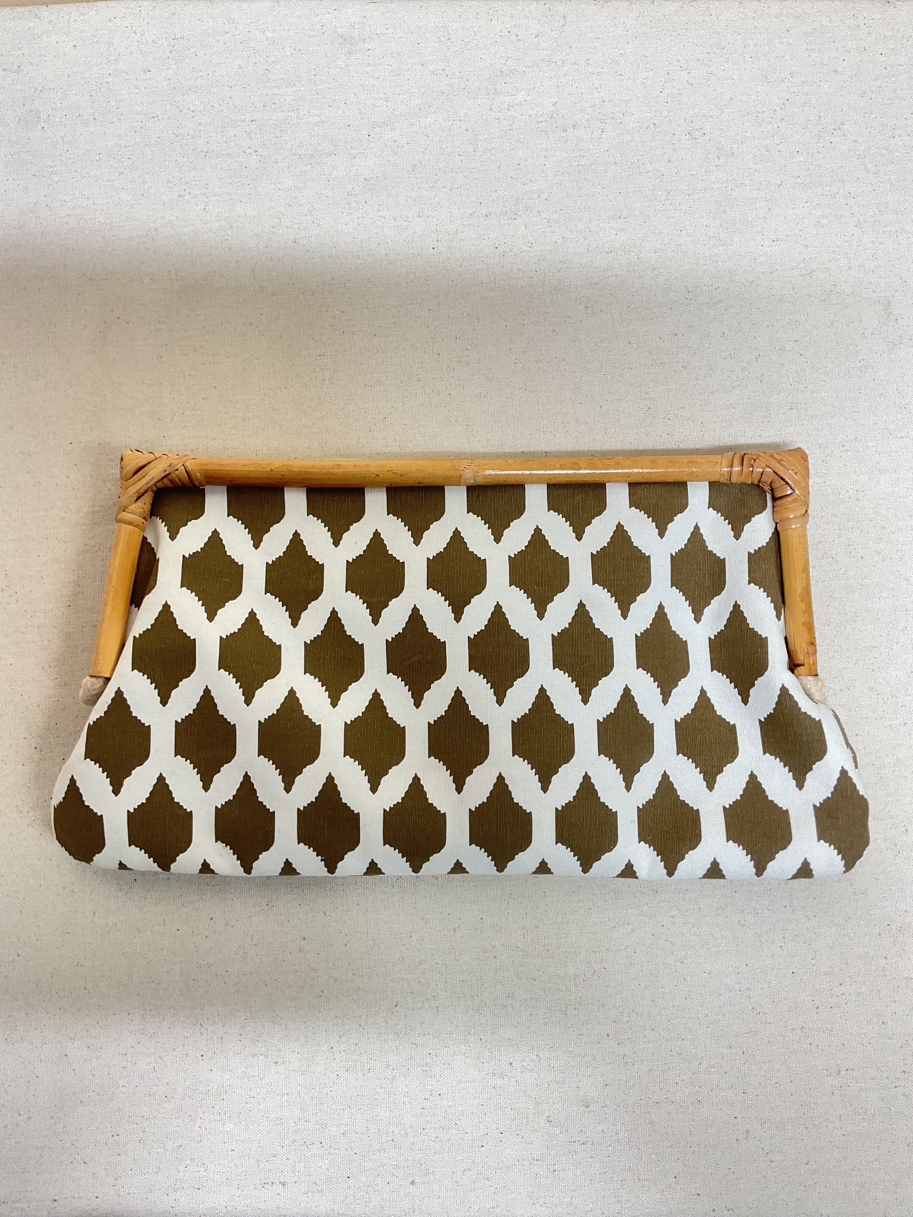 Clutch By Clothes Mentor In Tan & White, Size:Medium