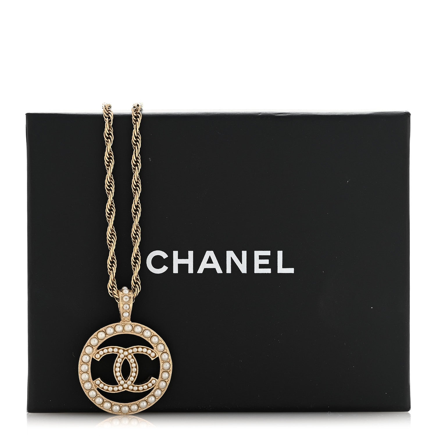 Pearl CC Round Pendant Necklace Gold