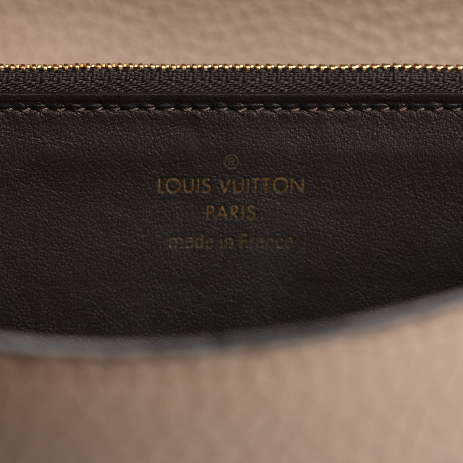 Taurillon Capucines Wallet Galet