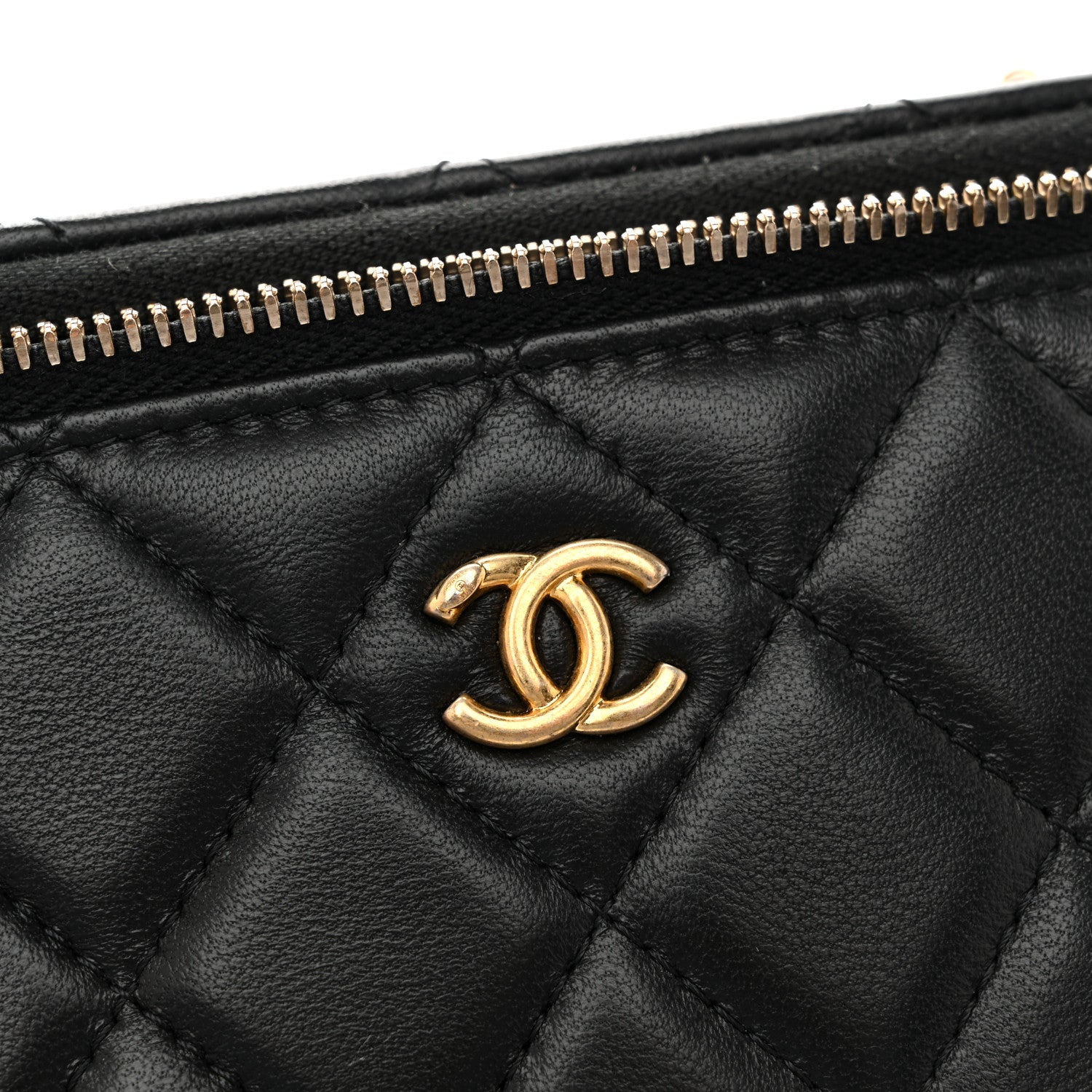 Lambskin Quilted Pearl Crush Small Vanity Case With Chain Black