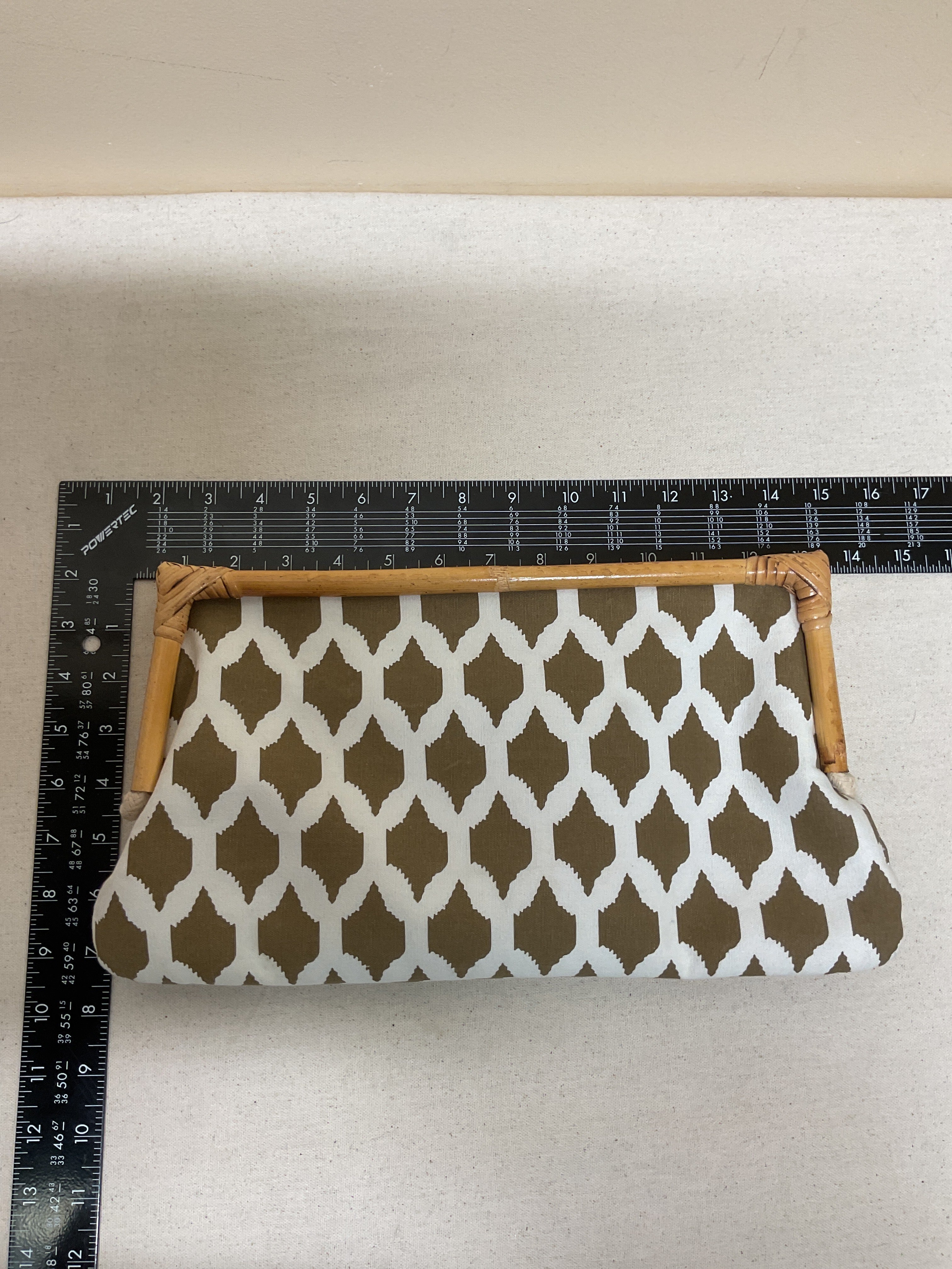 Clutch By Clothes Mentor In Tan & White, Size:Medium