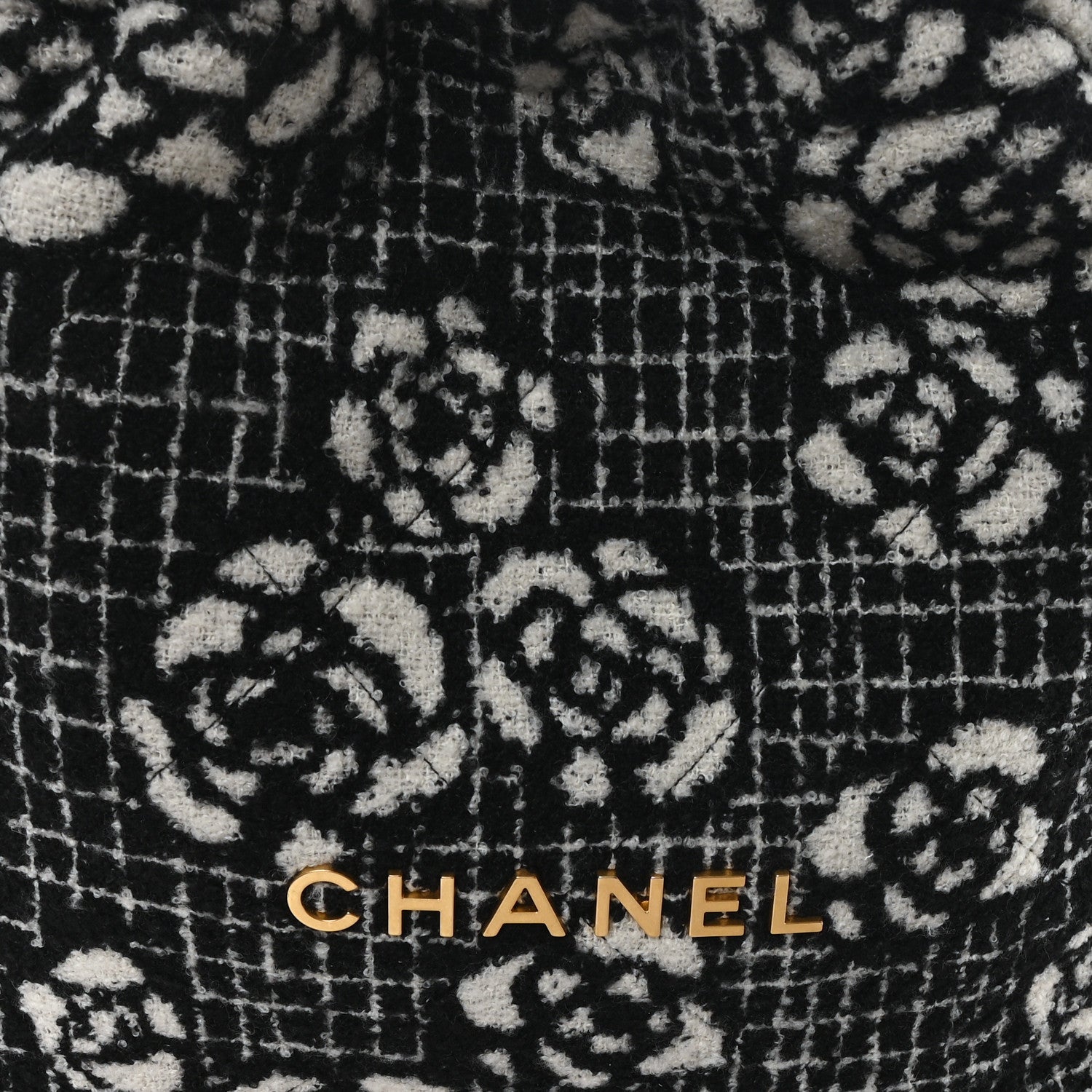 Cashmere Quilted Camellia Chanel 22 Black White