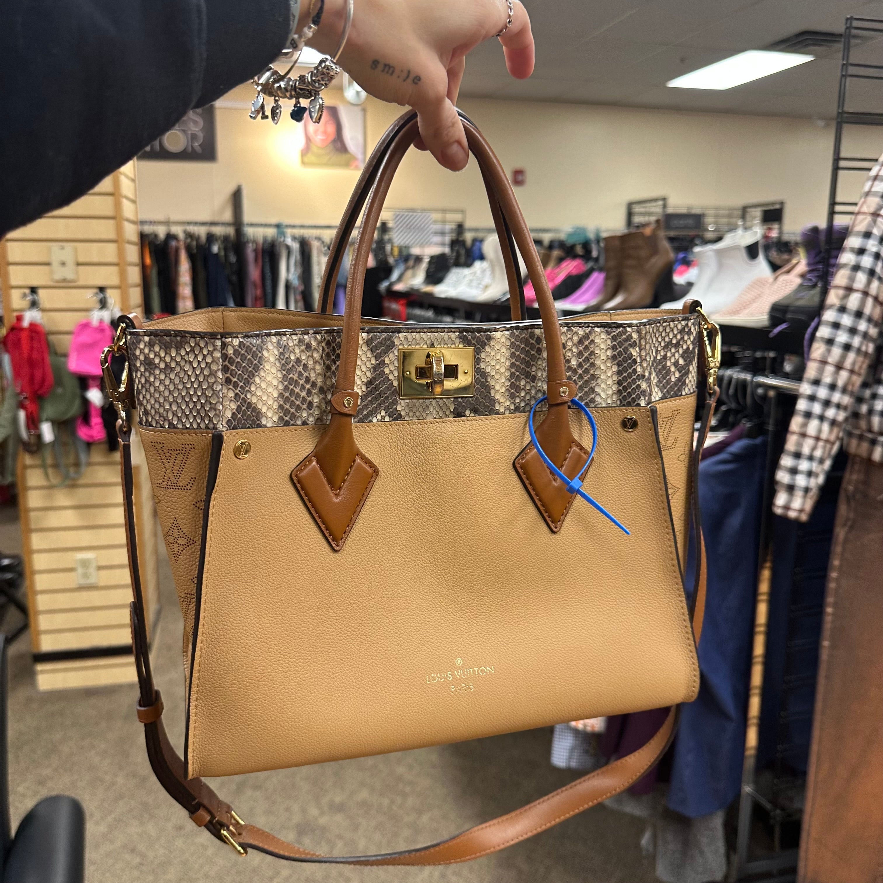 Handbag Luxury Designer By Louis Vuitton, Size: Medium