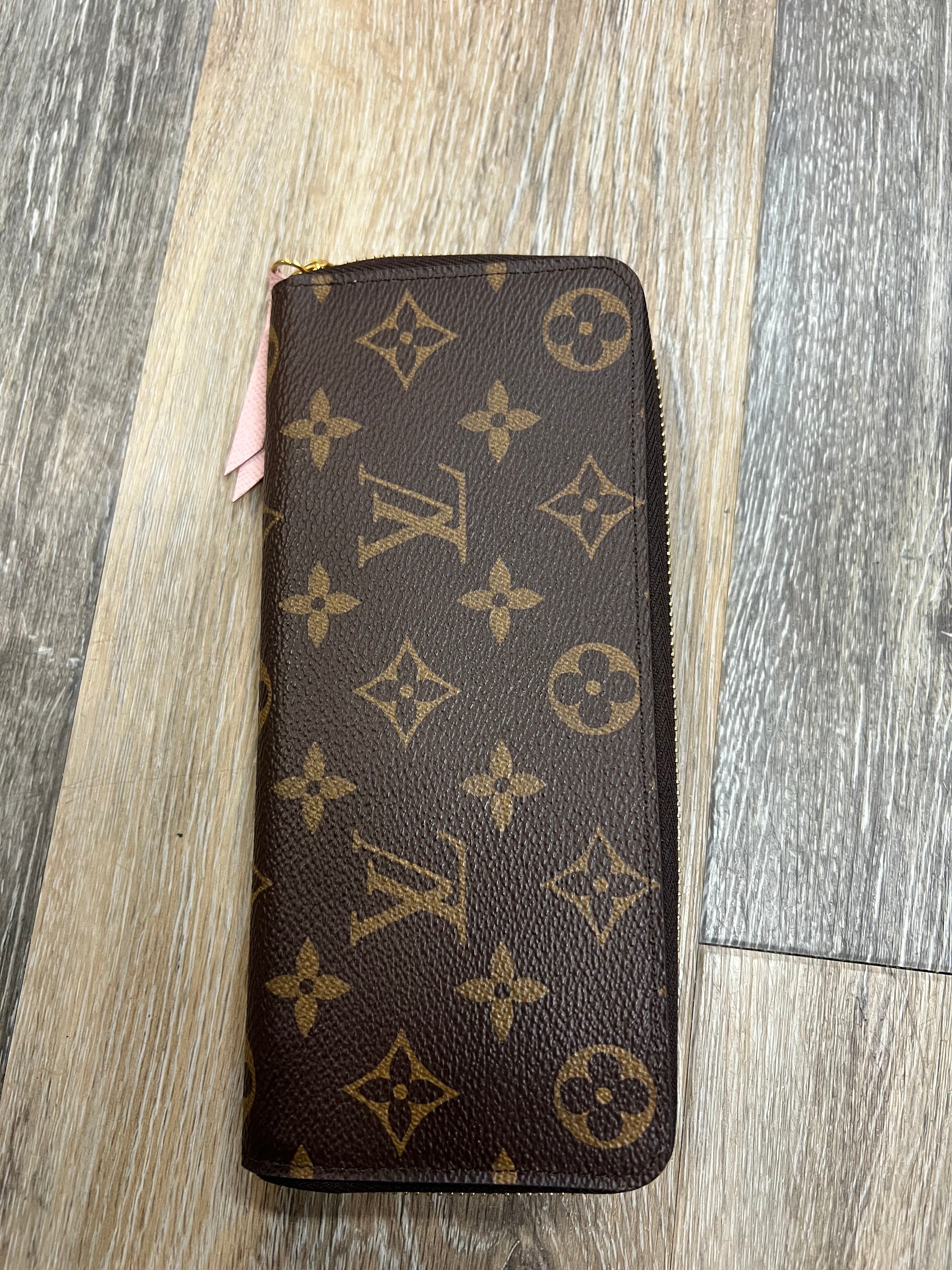 Wallet Luxury Designer By Louis Vuitton, Size: Medium