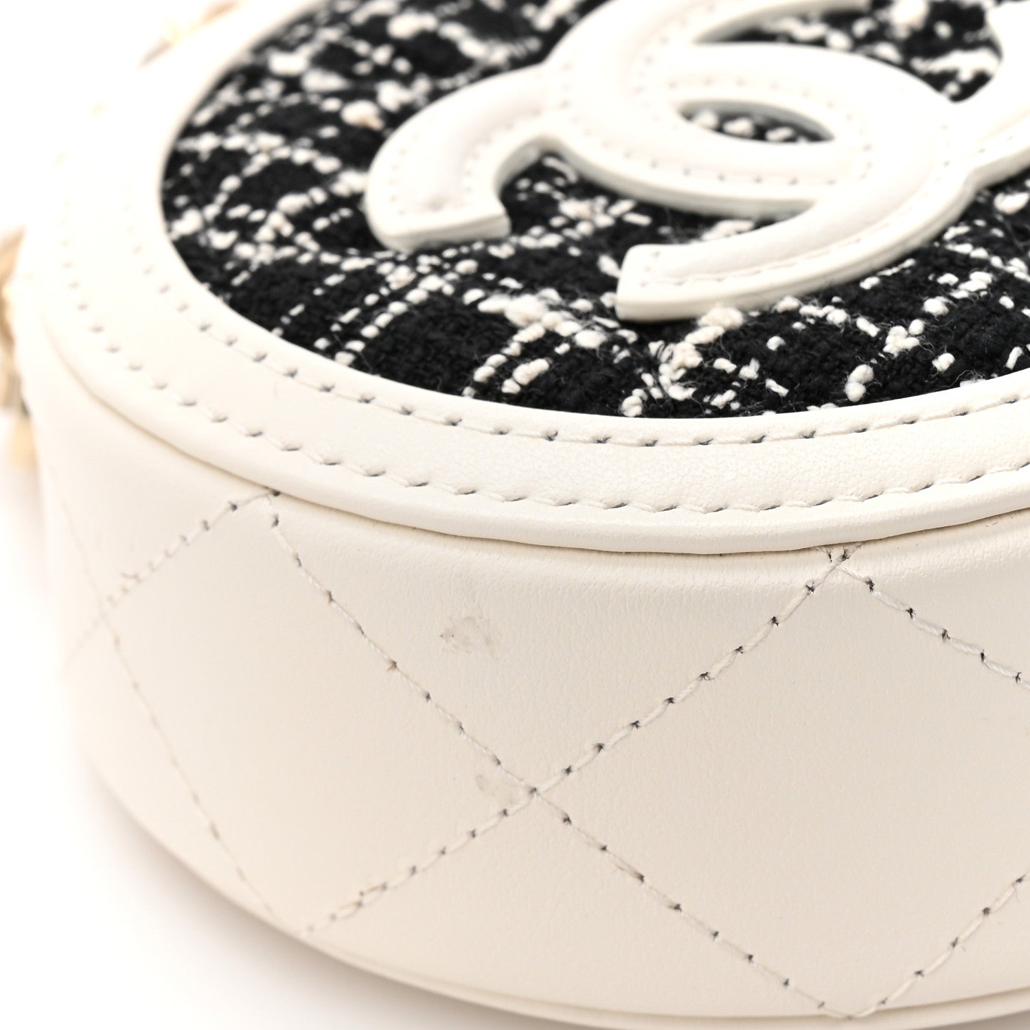 Tweed Quilted Round Filigree Pouch With Chain White Black