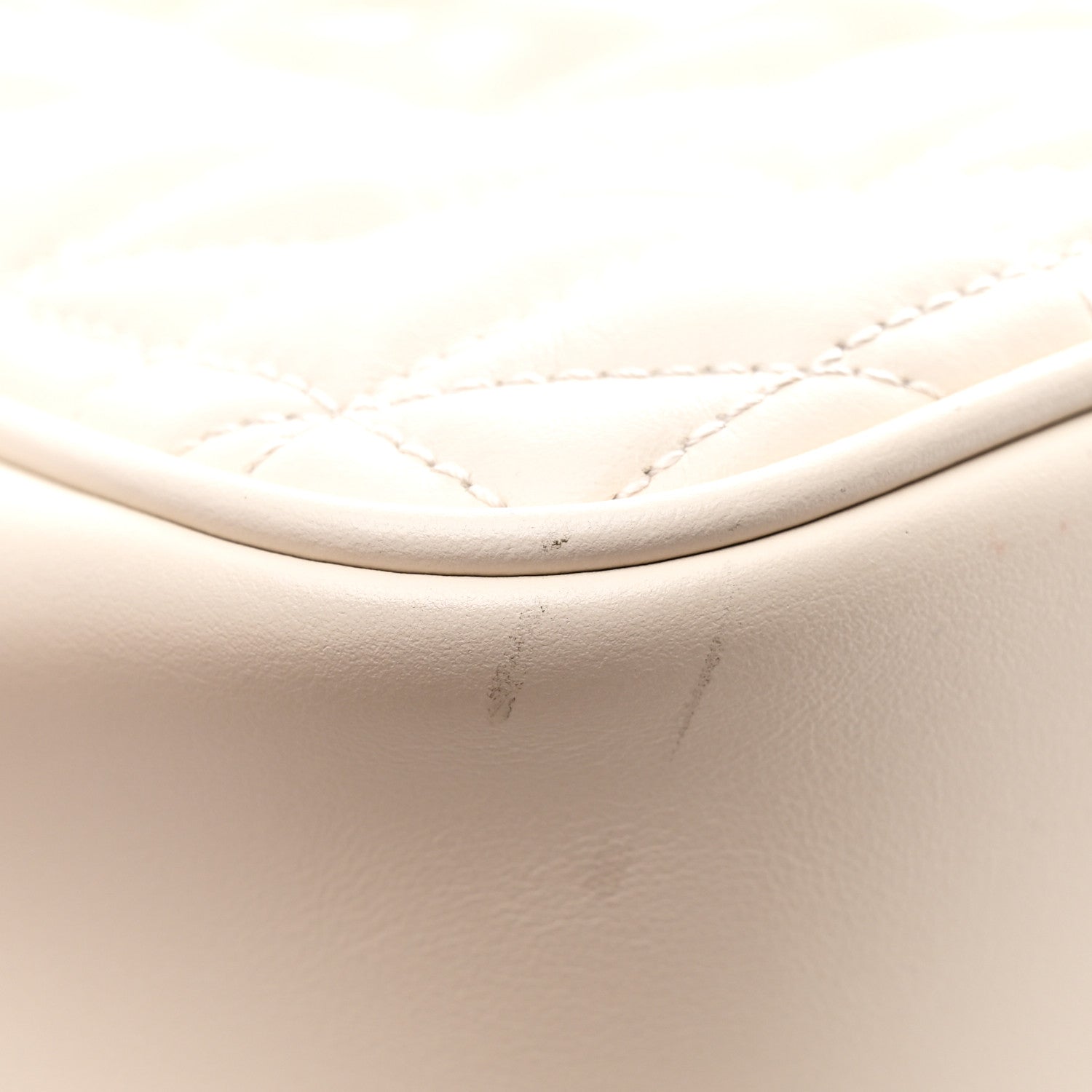 Calfskin Matelasse Aria Small GG Marmont Chain Shoulder Bag Mystic White