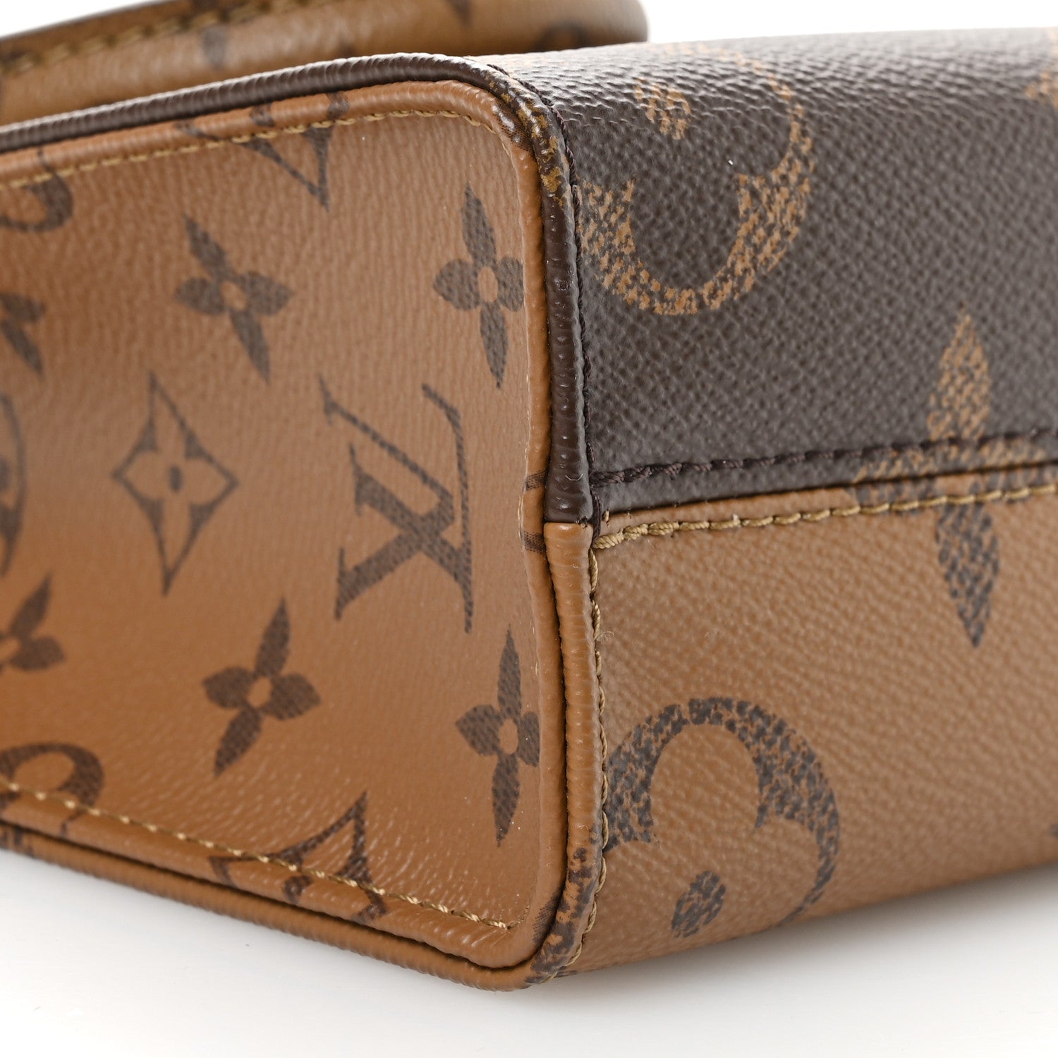 Reverse Monogram Giant Onthego BB