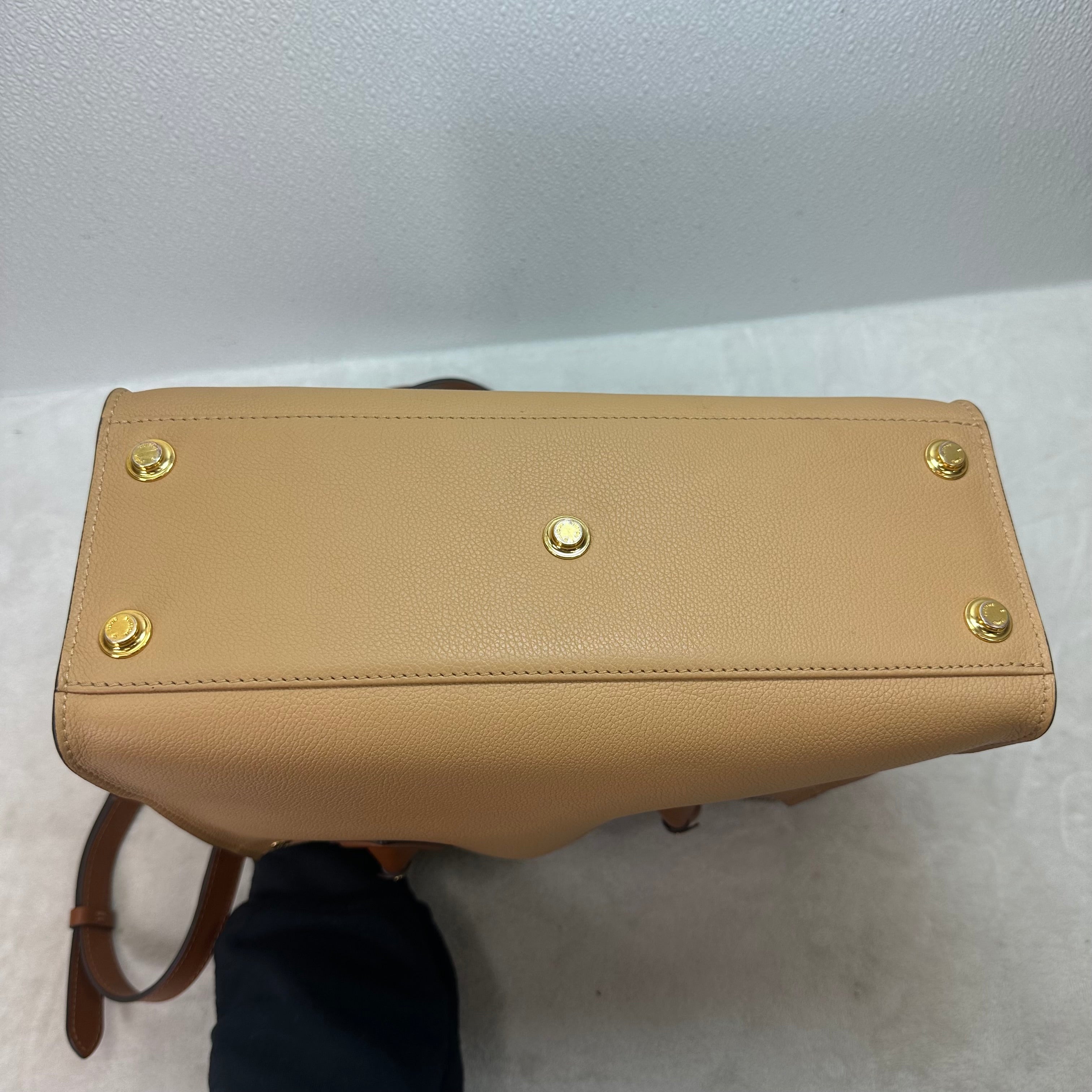 Handbag Luxury Designer By Louis Vuitton, Size: Medium