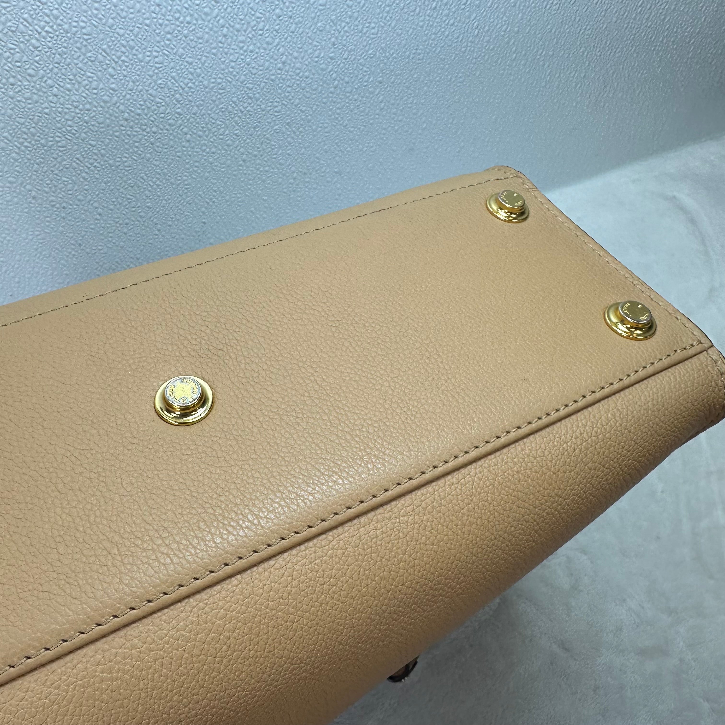 Handbag Luxury Designer By Louis Vuitton, Size: Medium