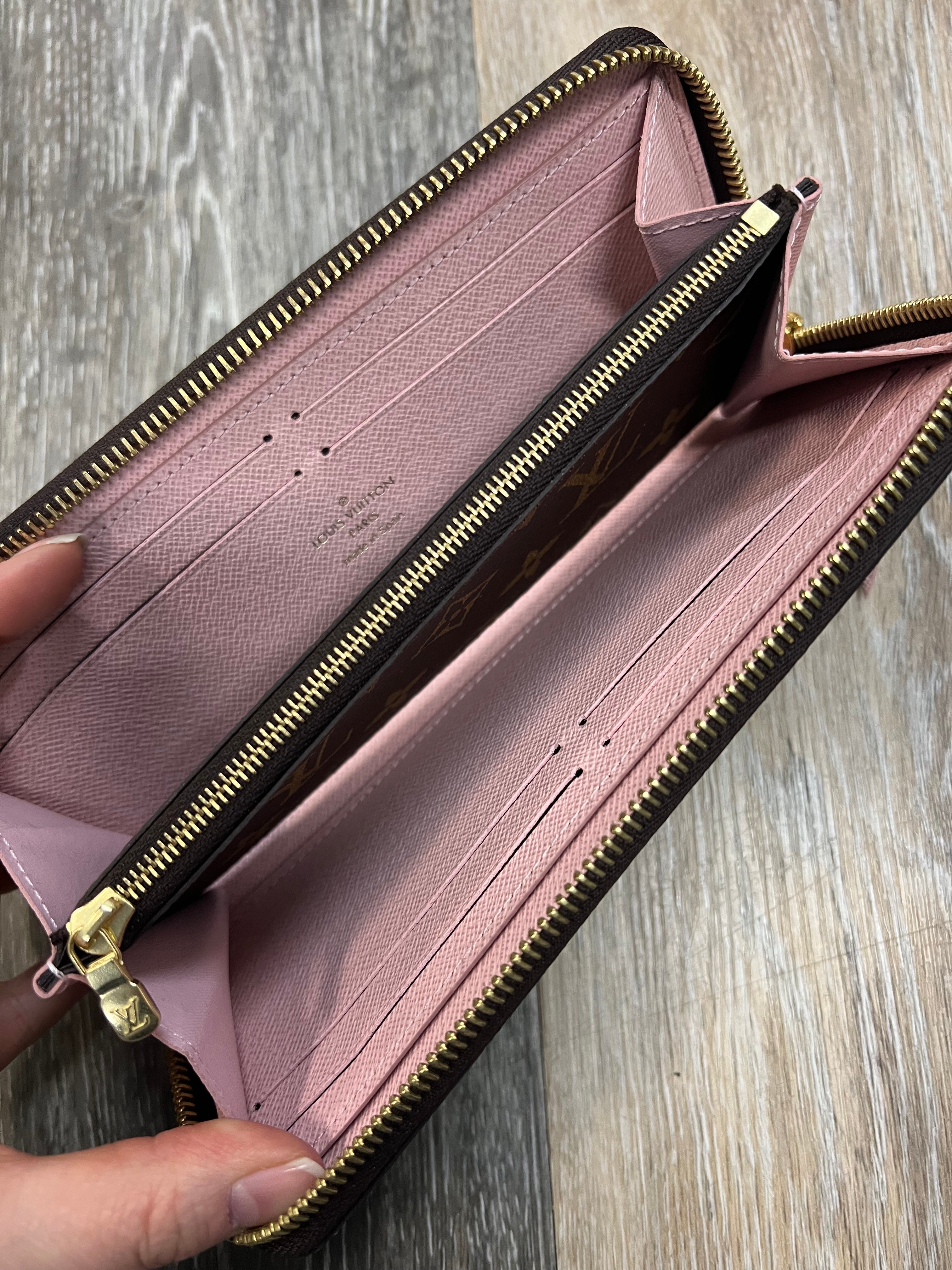 Wallet Luxury Designer By Louis Vuitton, Size: Medium
