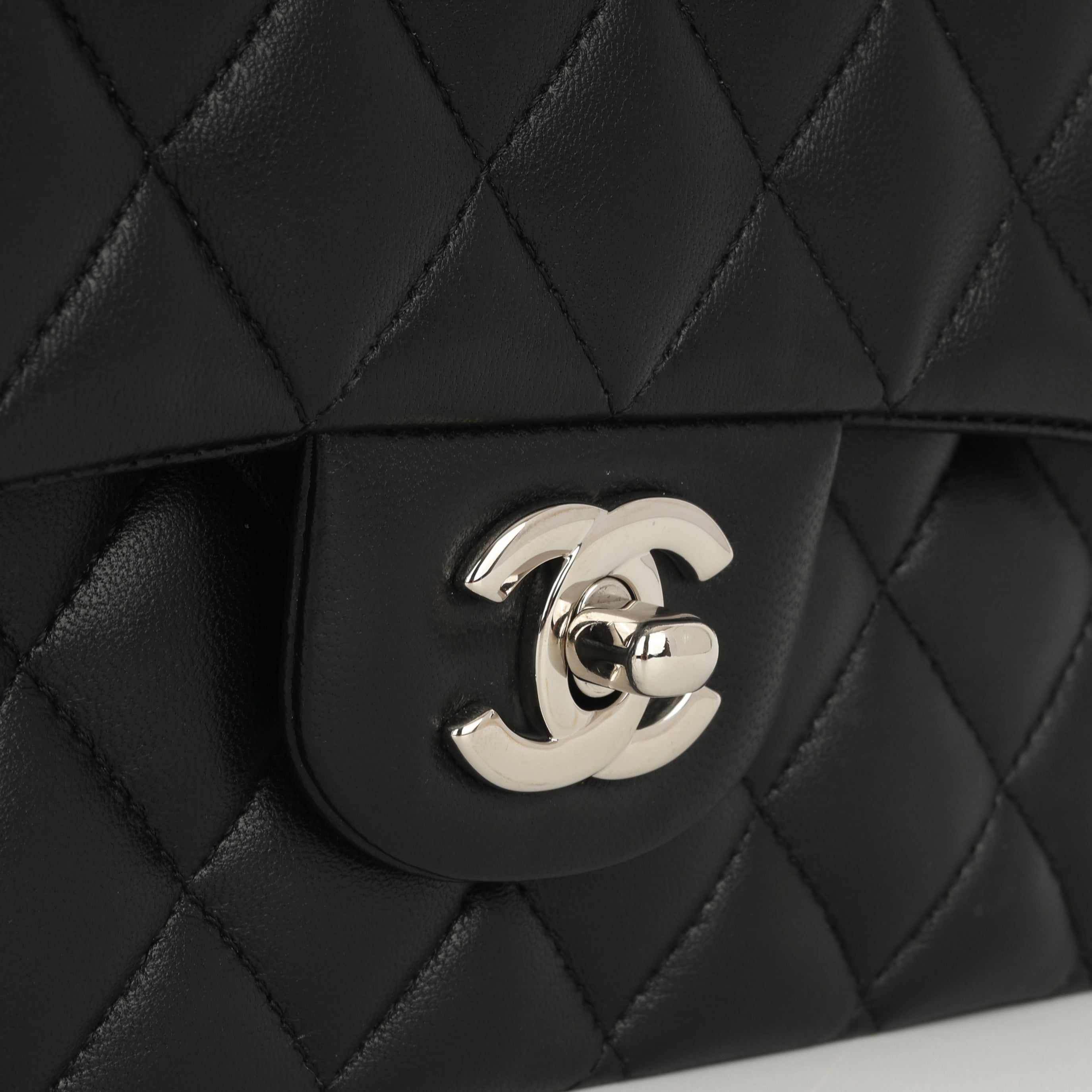 Medium Classic Flap