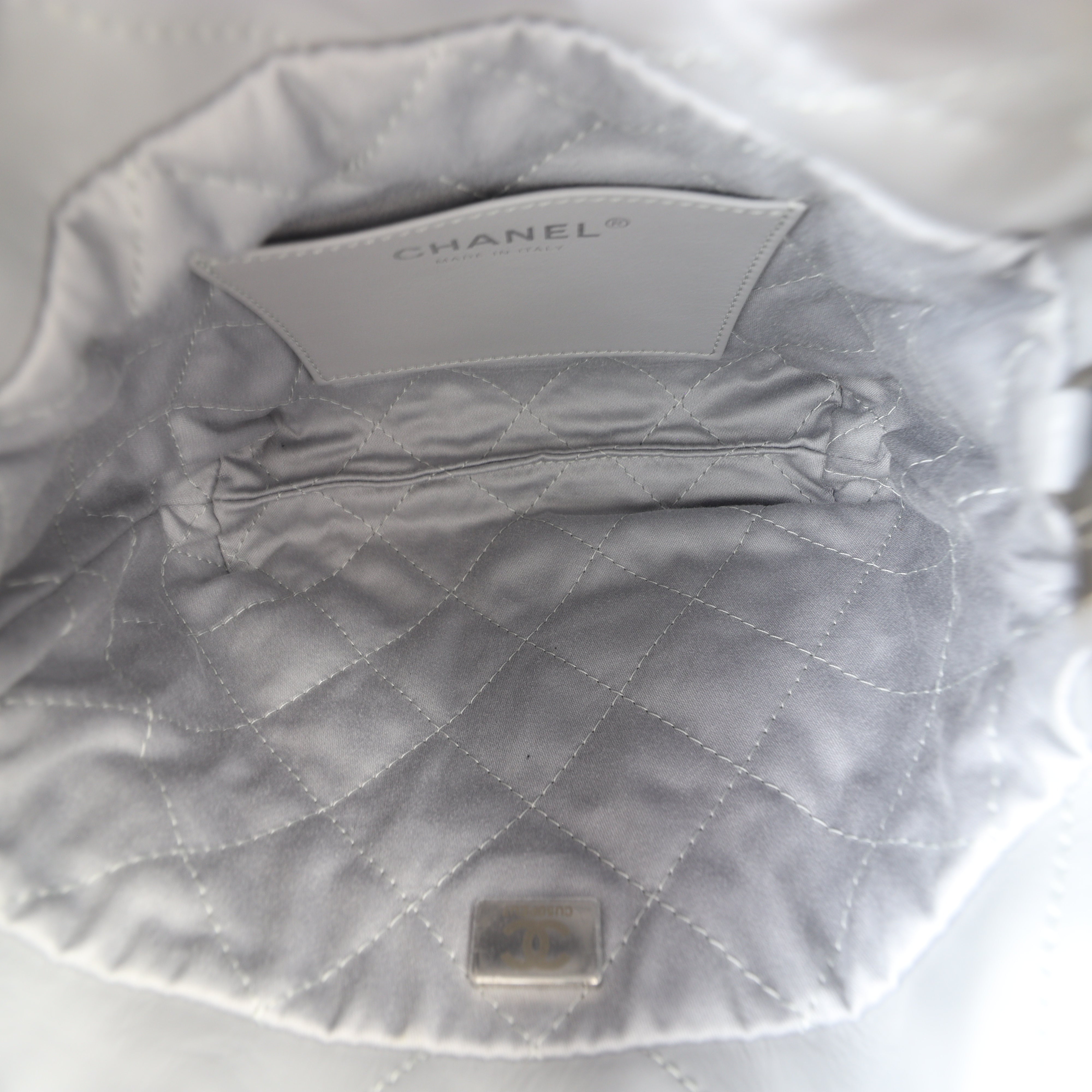 Chanel 22 Hobo Mini