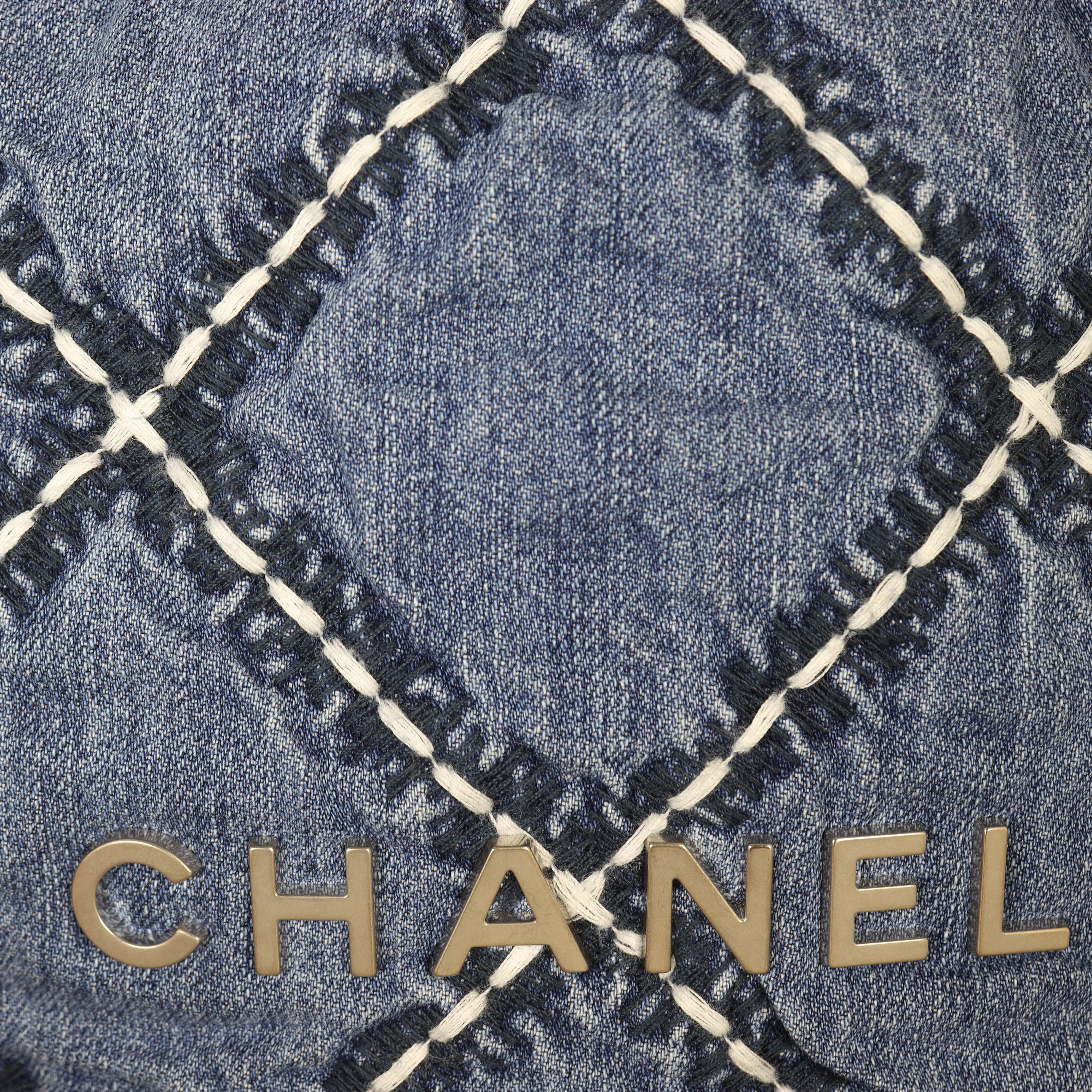 Chanel 22 Hobo Mini