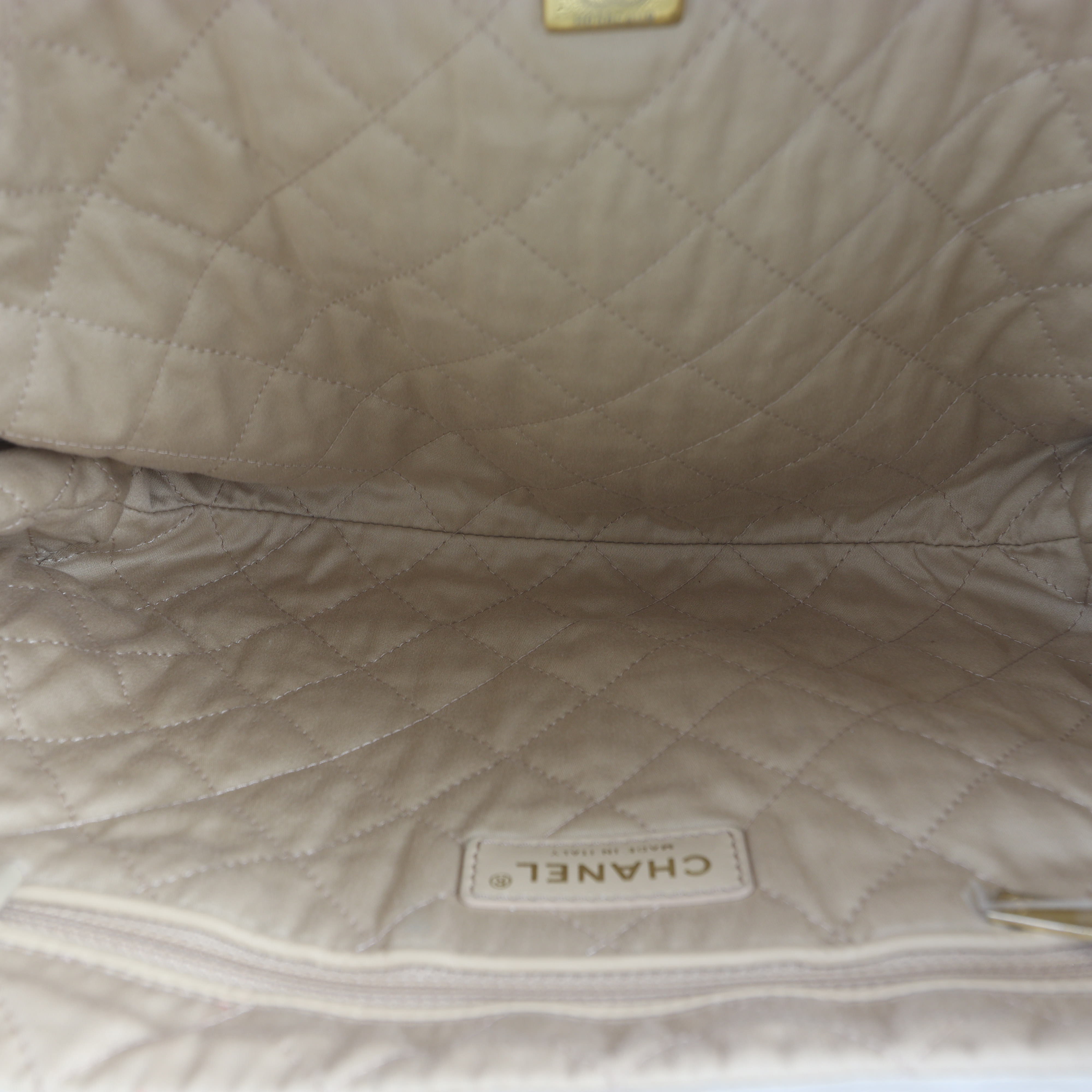 Chanel 22 Hobo Small