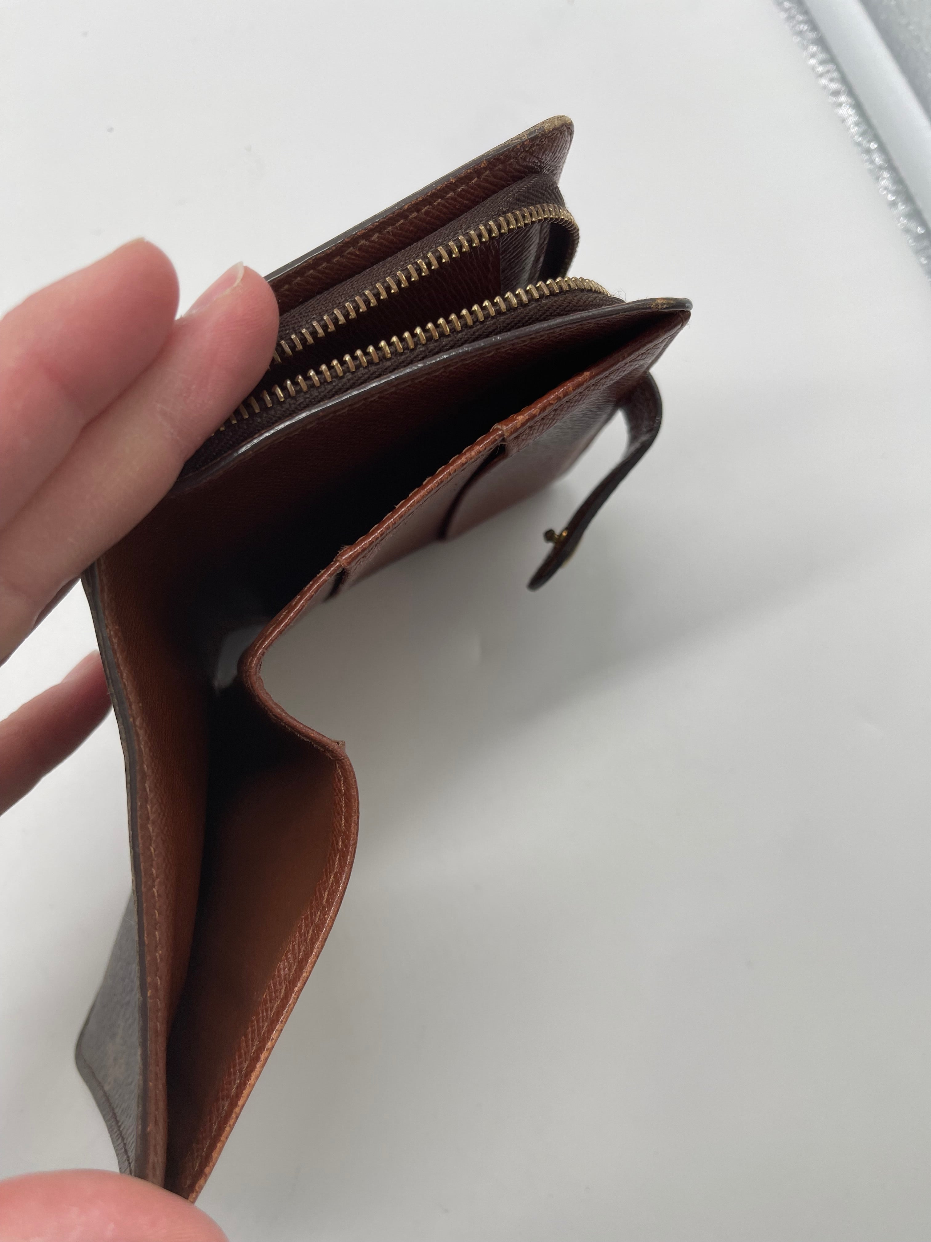 Wallet Luxury Designer By Louis Vuitton, Size: Medium