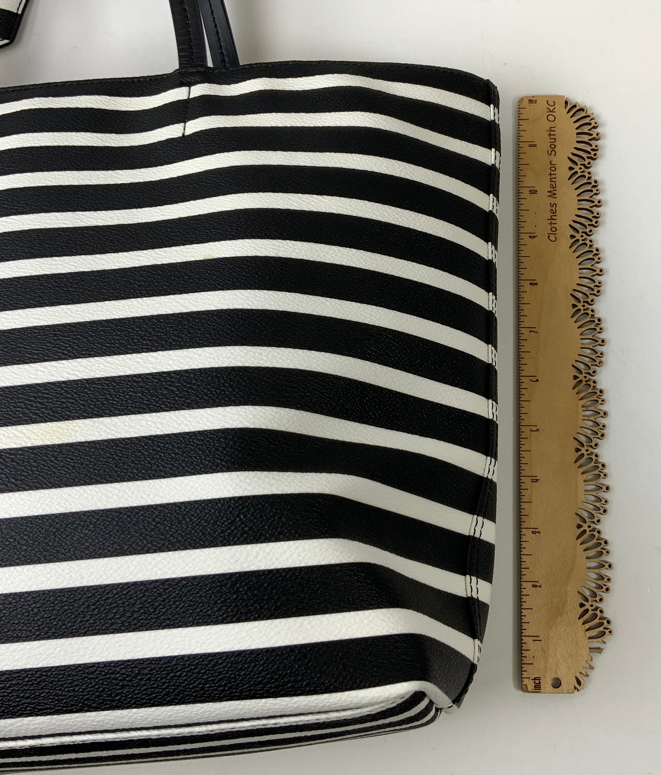 Handbag Designer By Kate Spade In Black & White, Size:Large