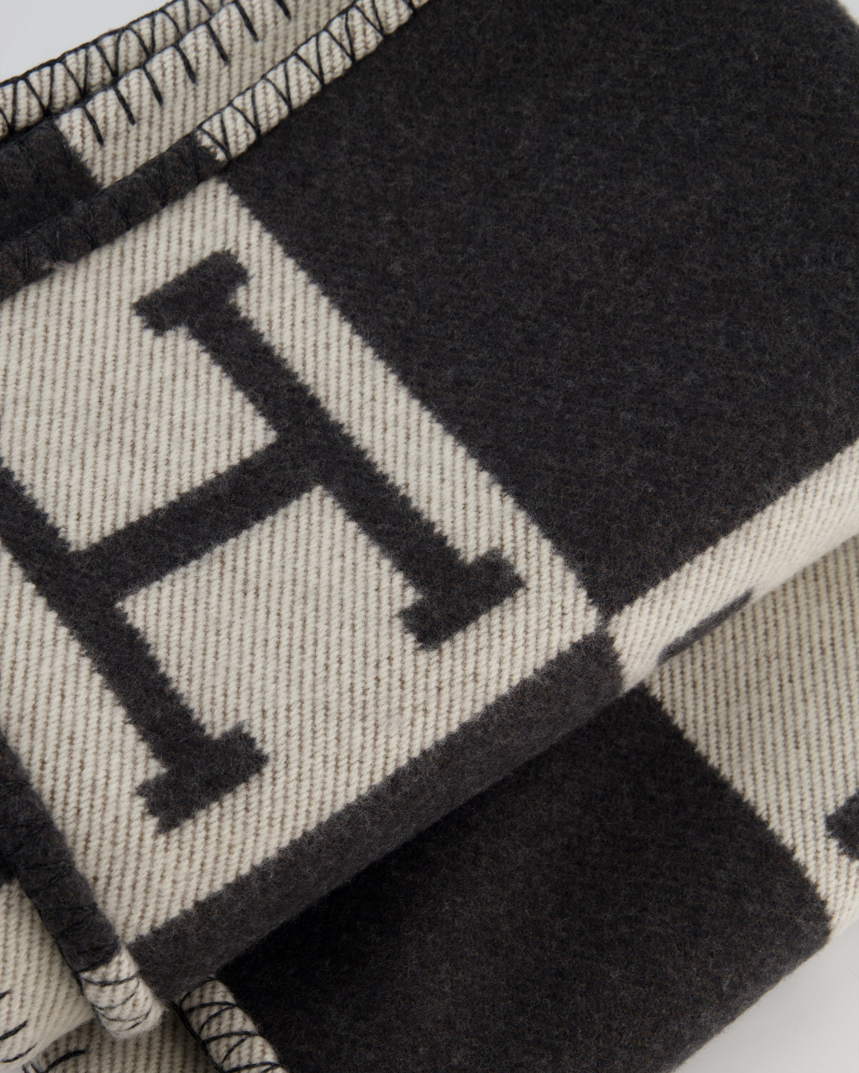 *STORE FRESH* Hermès Gris Fonce and Ecru Cashmere Avalon Throw Blanket RRP £1,620
