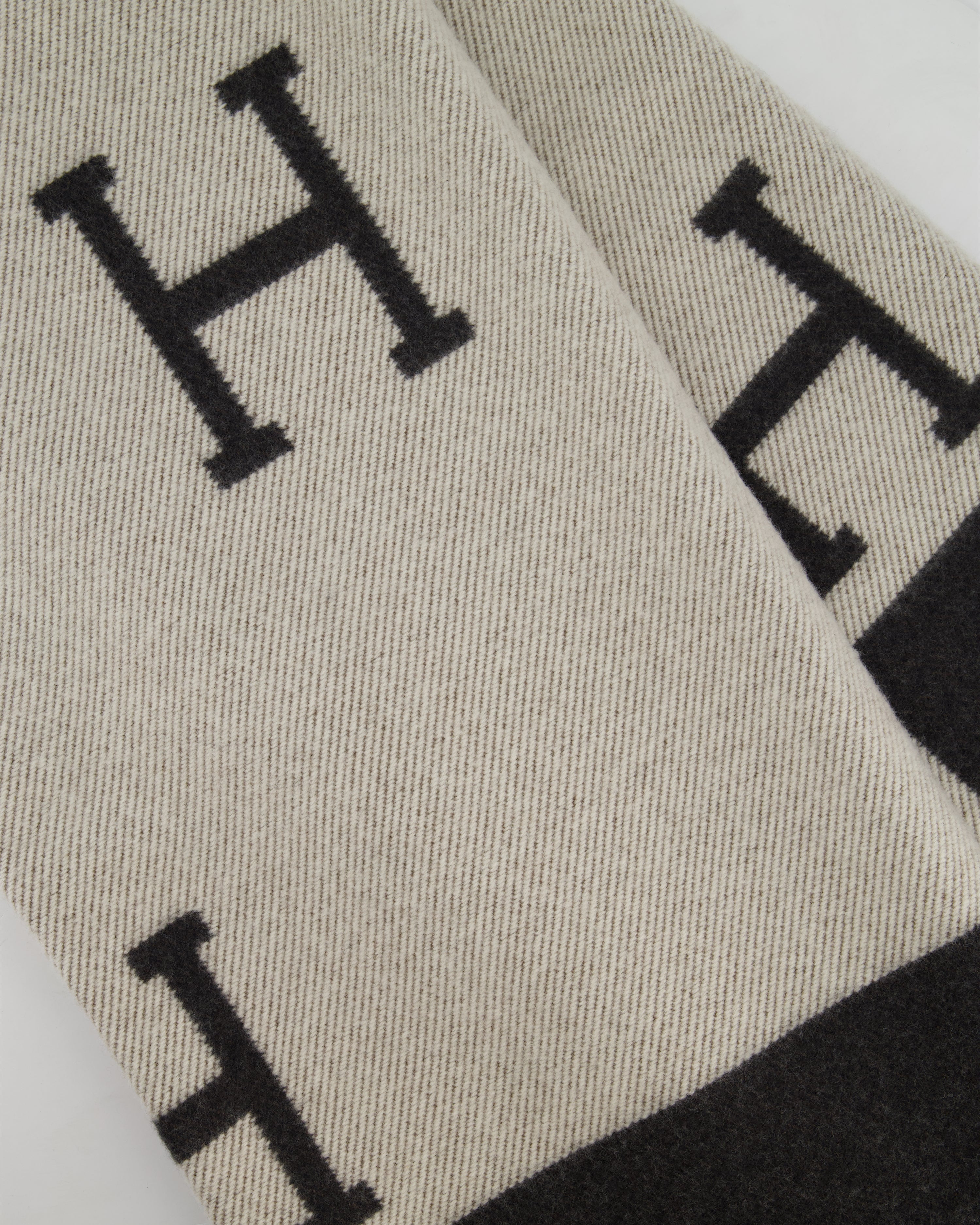 *STORE FRESH* Hermès Gris Fonce and Ecru Cashmere Avalon Throw Blanket RRP £1,620