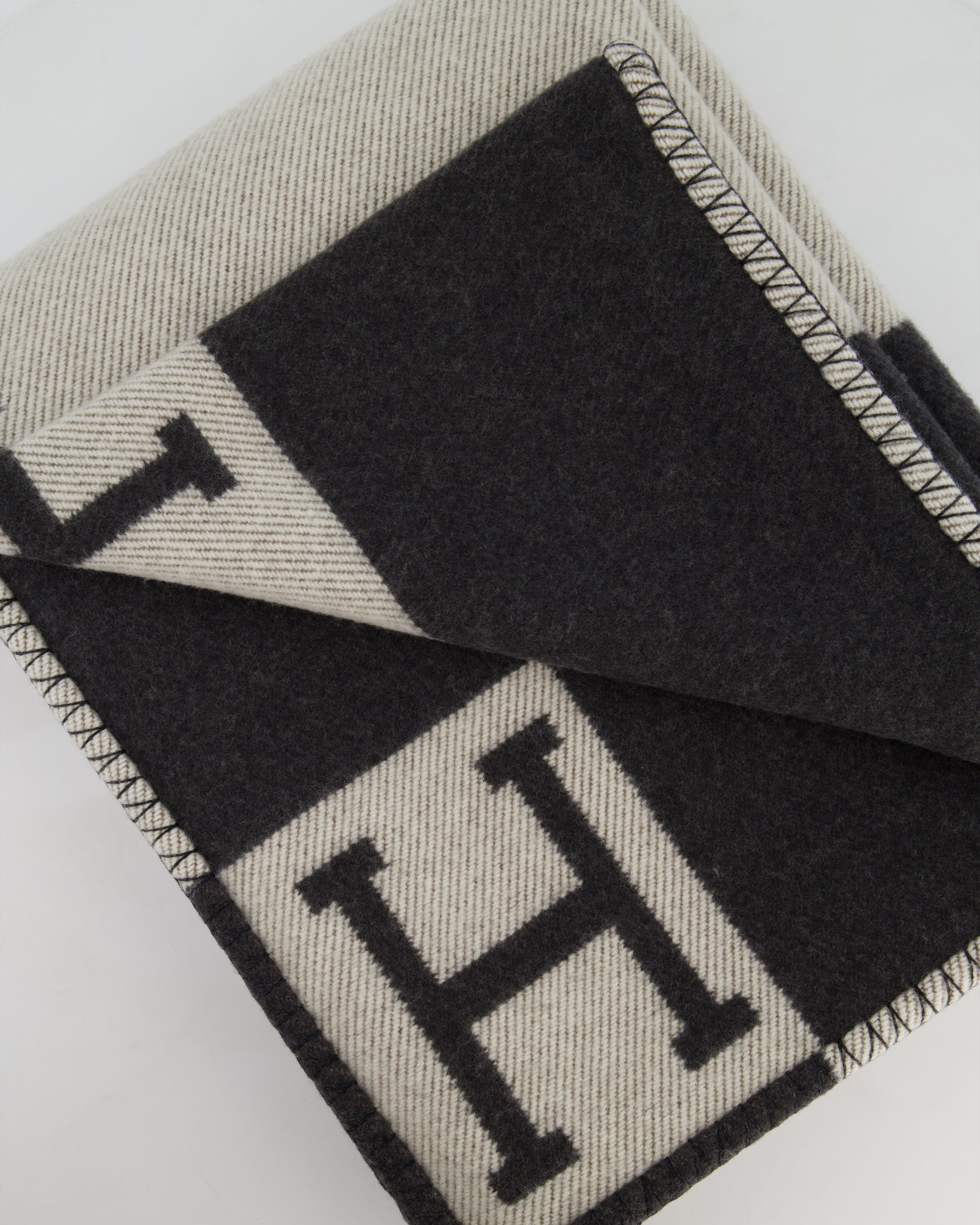 *STORE FRESH* Hermès Gris Fonce and Ecru Cashmere Avalon Throw Blanket RRP £1,620