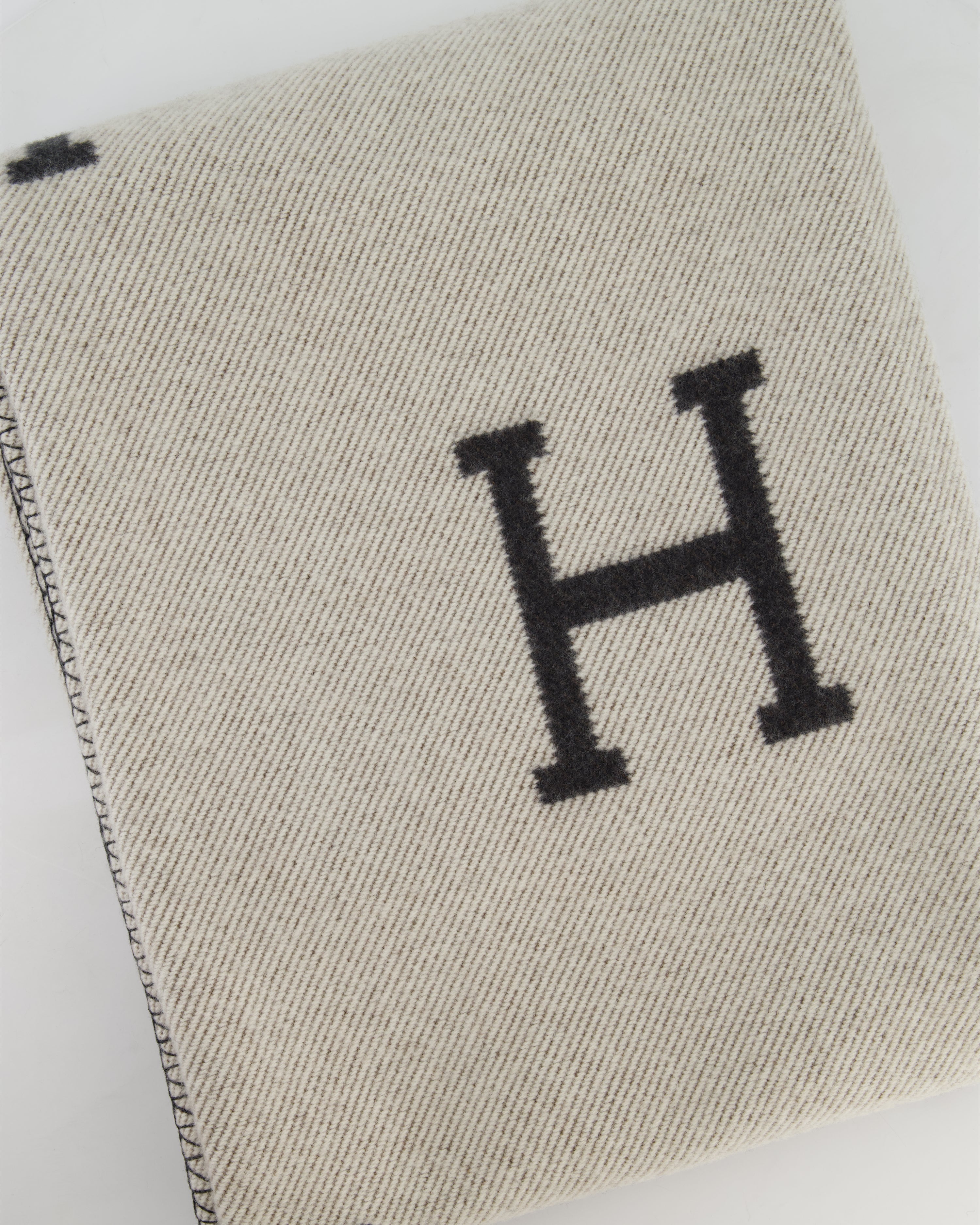 *STORE FRESH* Hermès Gris Fonce and Ecru Cashmere Avalon Throw Blanket RRP £1,620