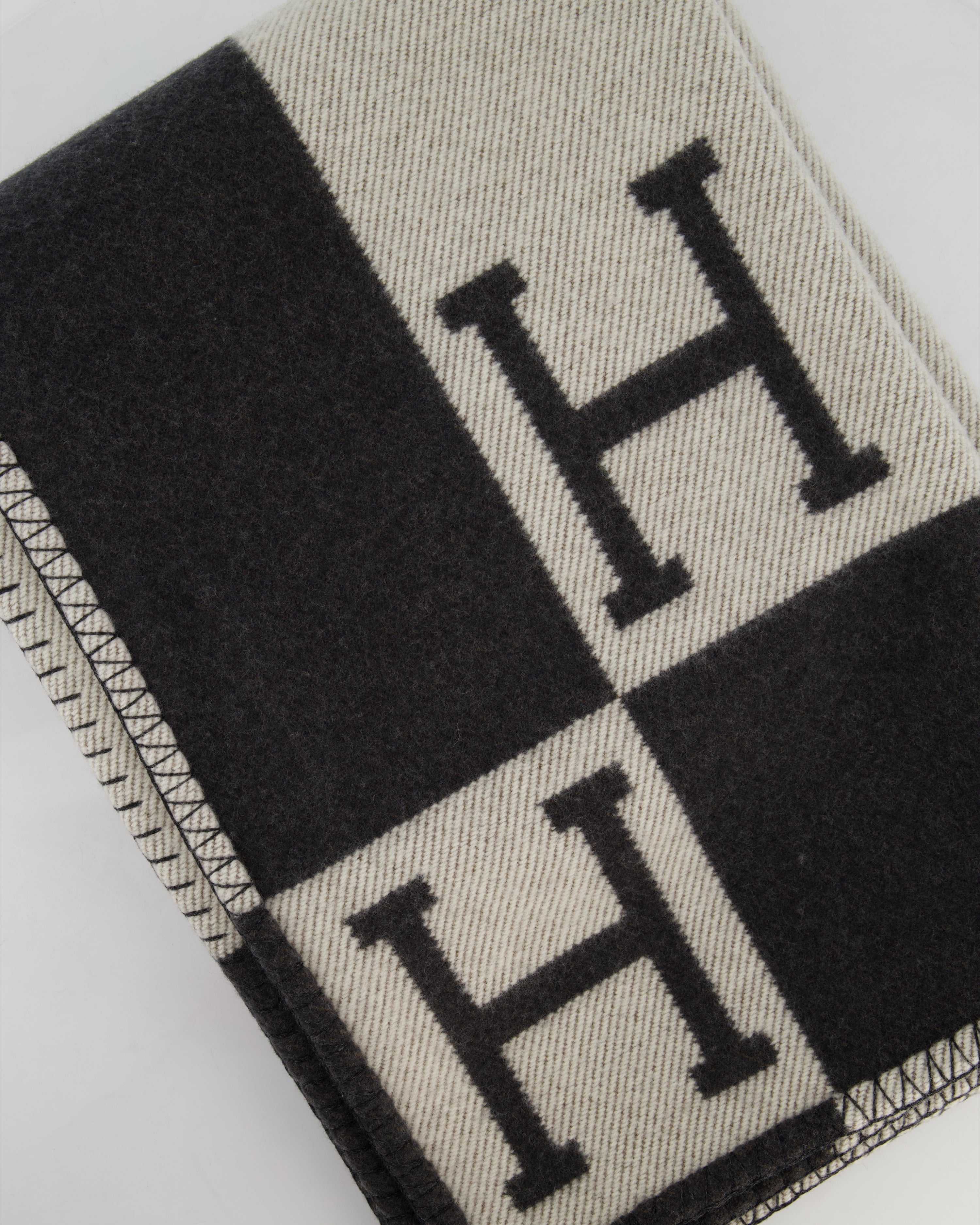 *STORE FRESH* Hermès Gris Fonce and Ecru Cashmere Avalon Throw Blanket RRP £1,620