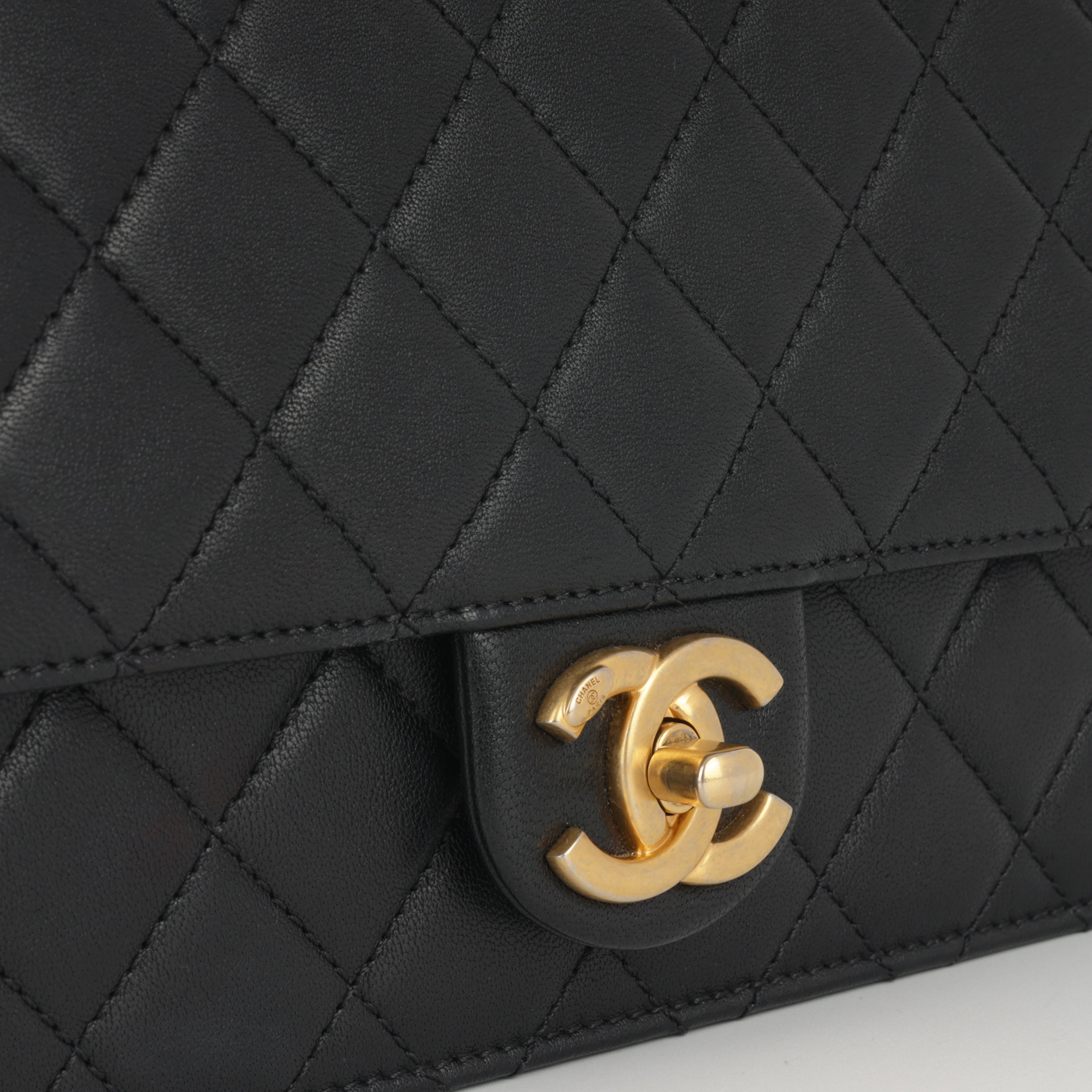 Medium Chic Pearl Flap