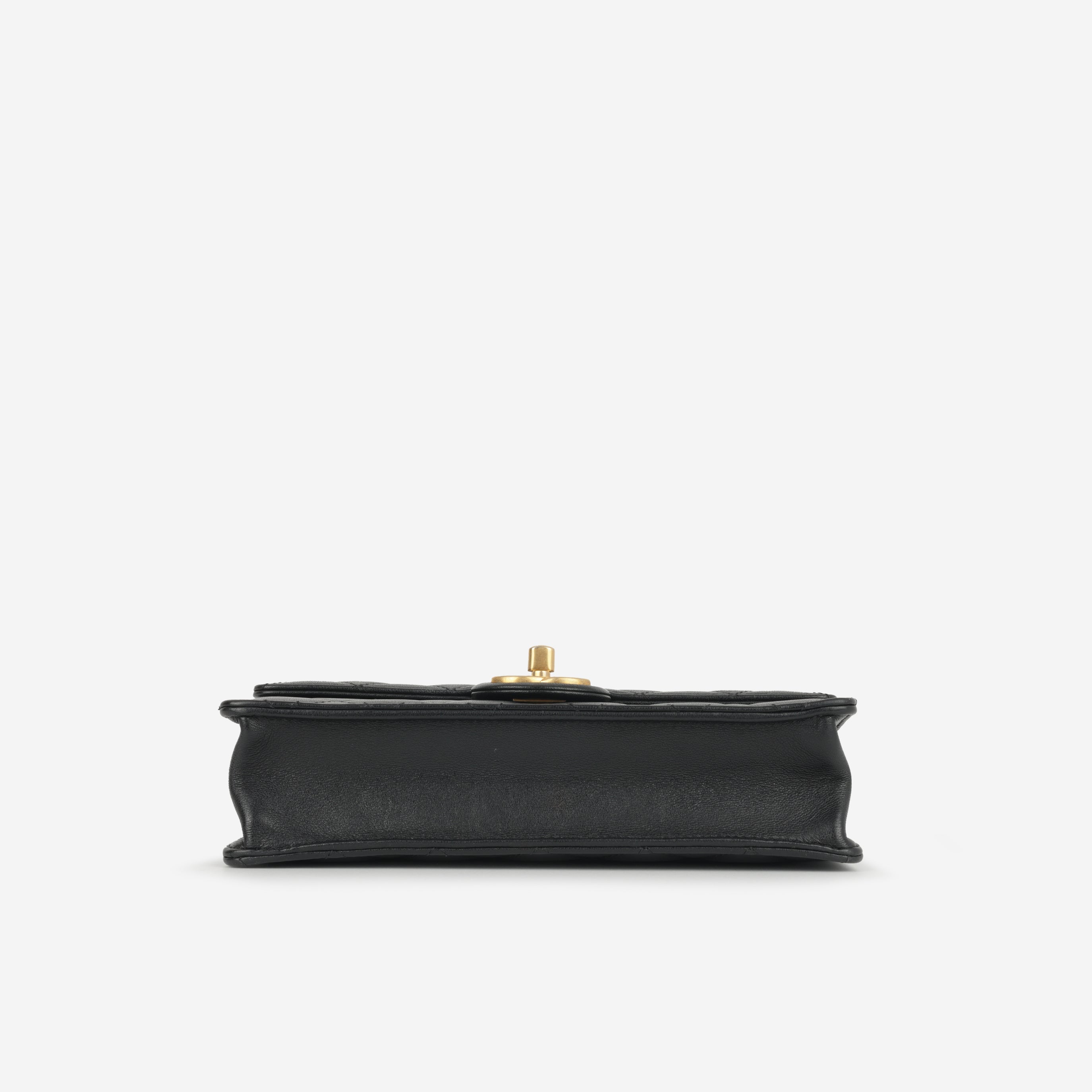 Medium Chic Pearl Flap
