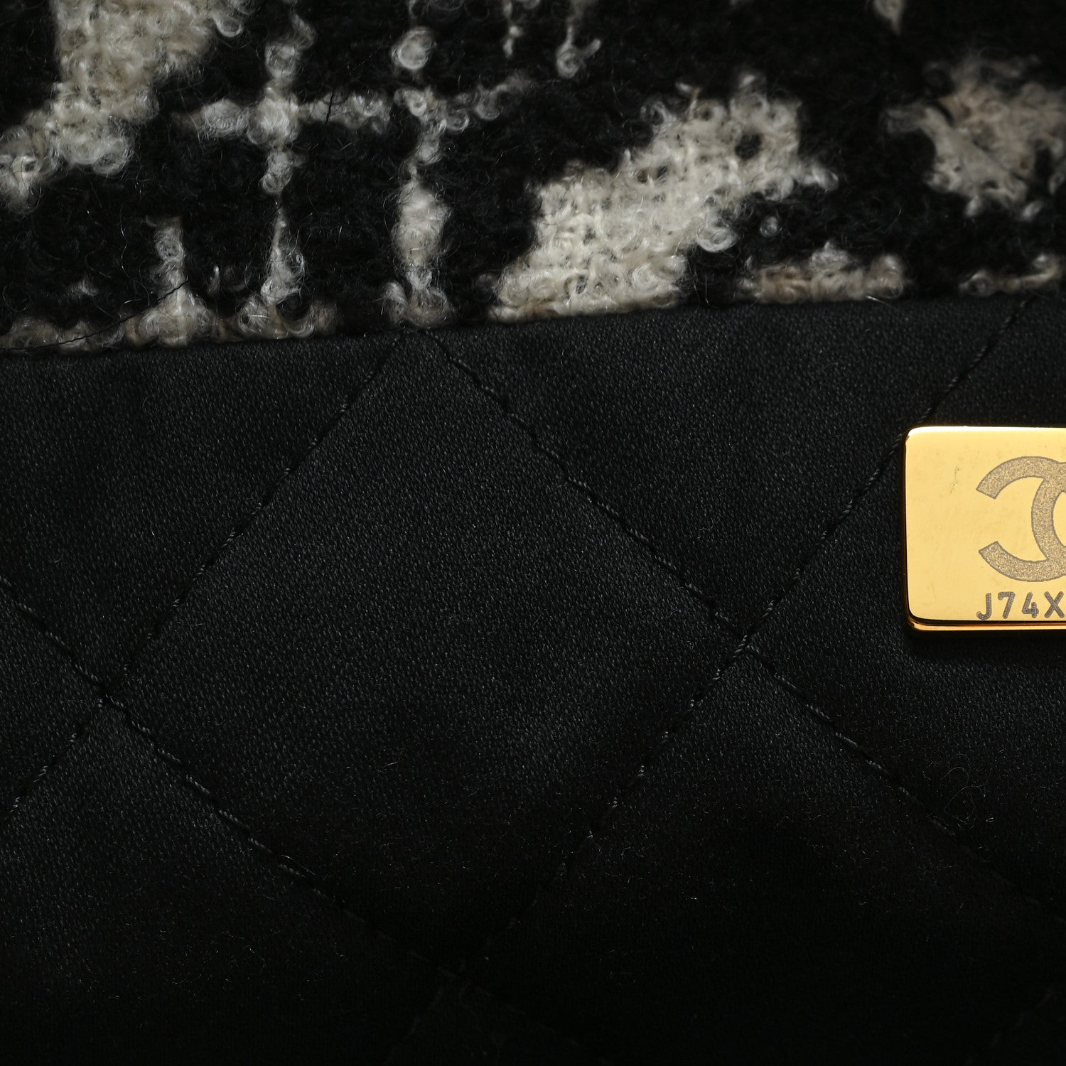 Cashmere Quilted Camellia Chanel 22 Black White
