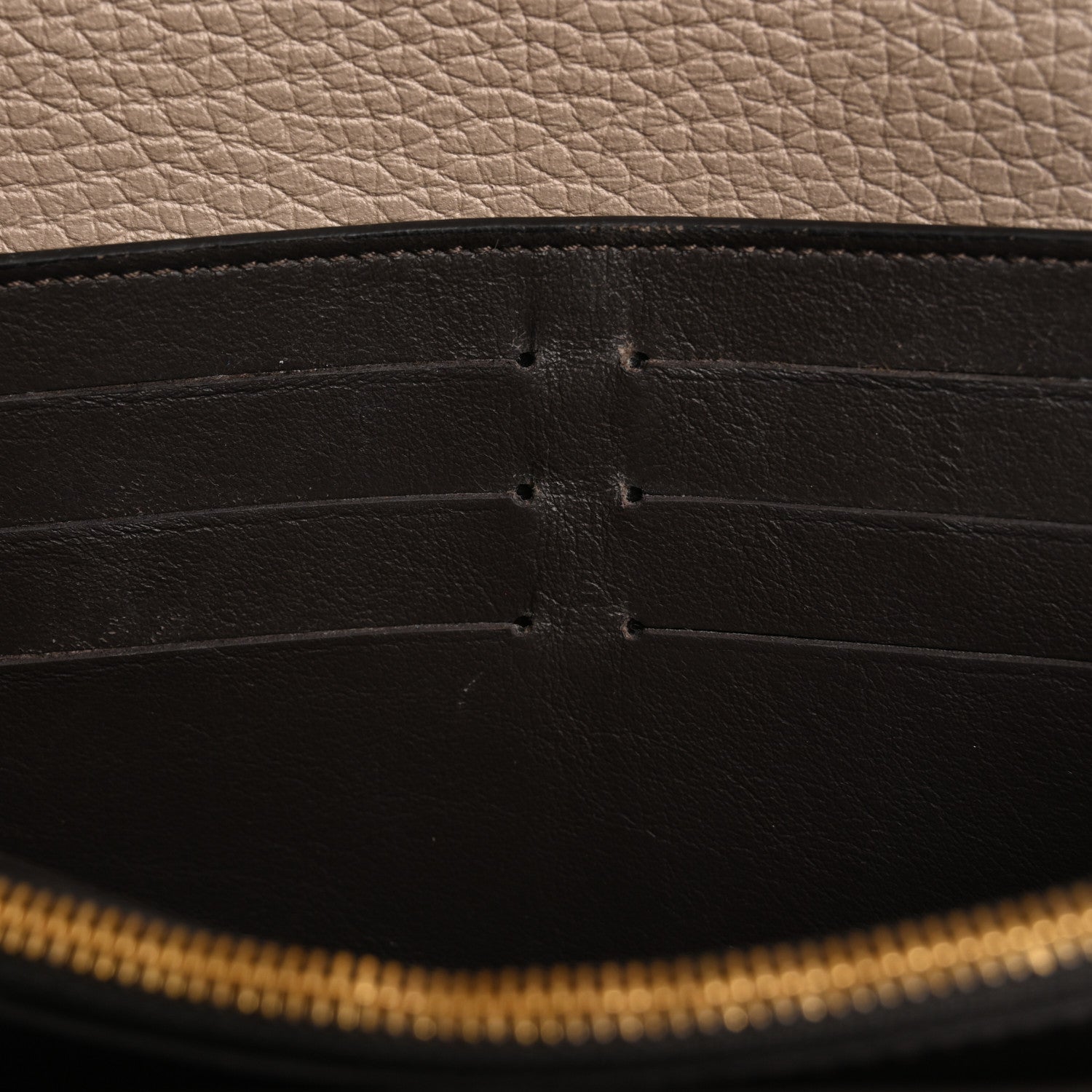 Taurillon Capucines Wallet Galet