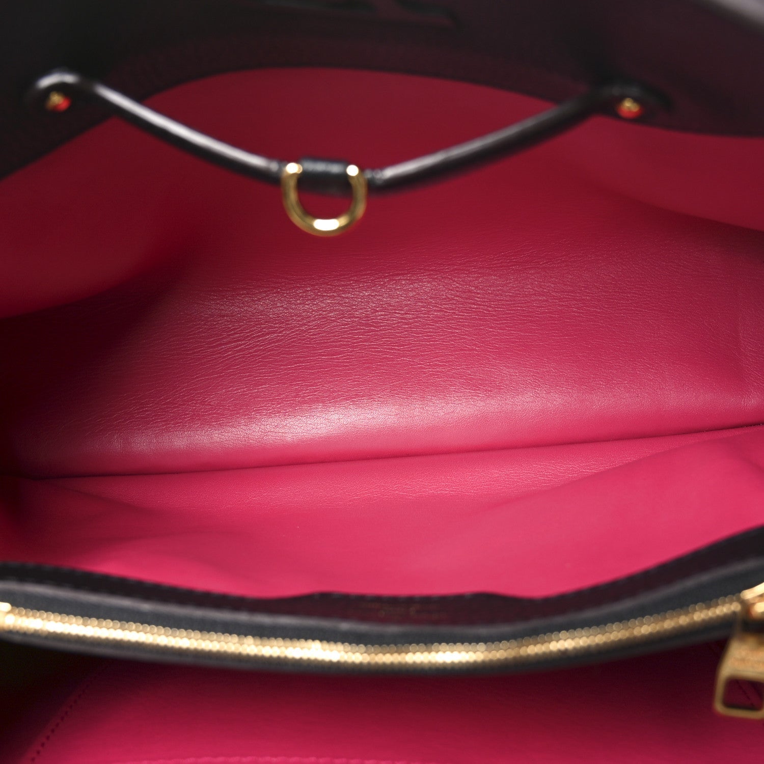 Taurillon Capucines MM Black Fuchsia