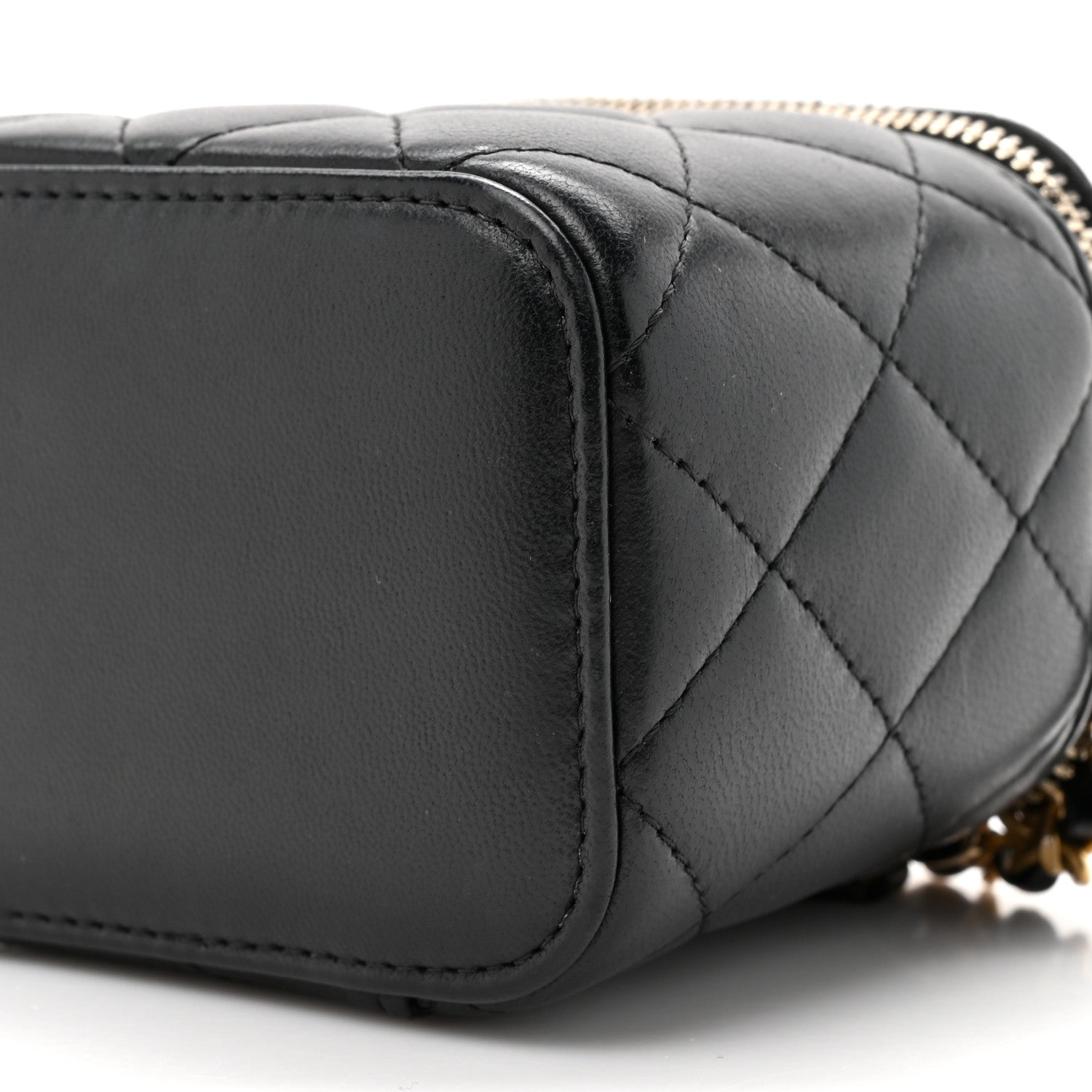 Lambskin Quilted Mini Pearl Crush Vanity Case With Chain Black