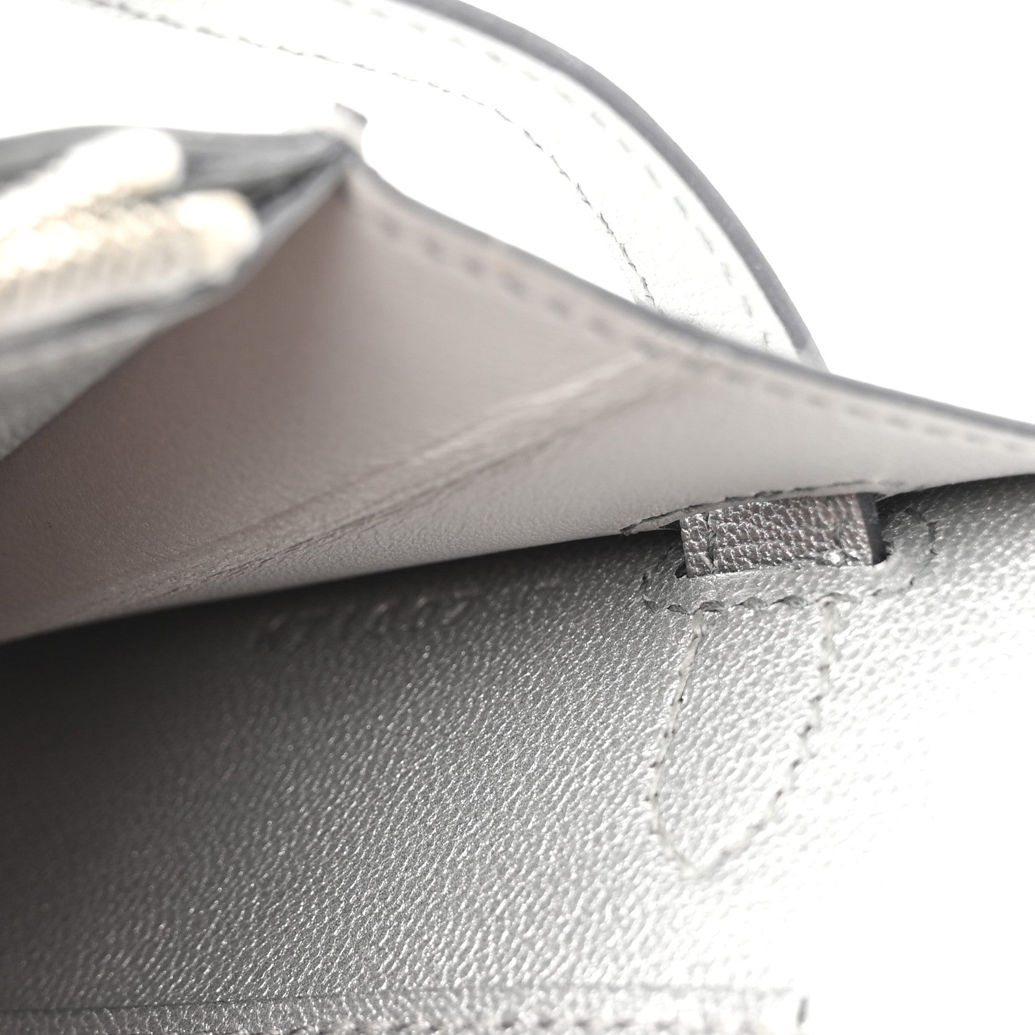 Metallic Chevre Chamkilight Kelly Wallet To Go Argent