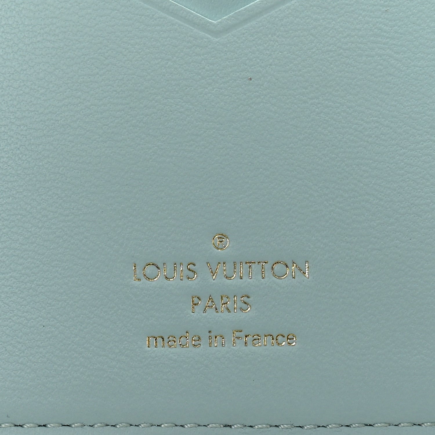 Taurillon LV Vertical Capucines Wallet Galet Aquamarine