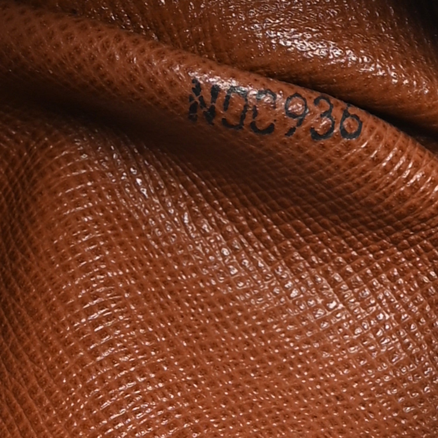 Monogram Nil 28