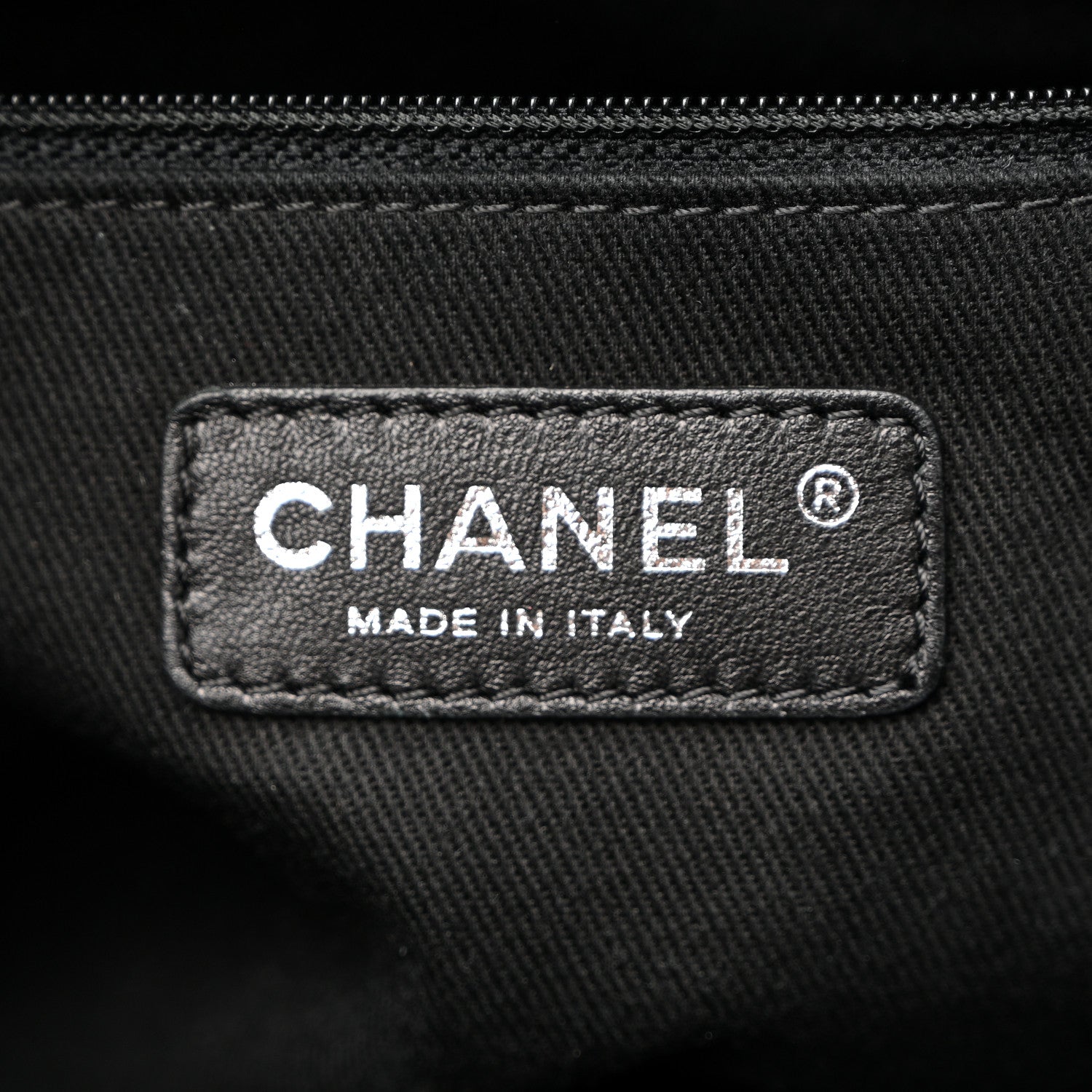 Caviar Quilted Medium CC Bucket Bag Black