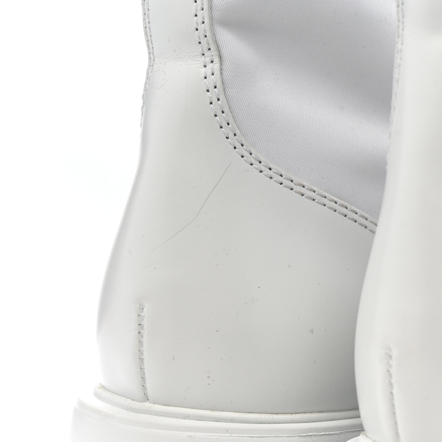Spazzolato Rois Re-Nylon Metal Triangle Logo Monolith Pouch Pocket 55mm Boots 40.5 White
