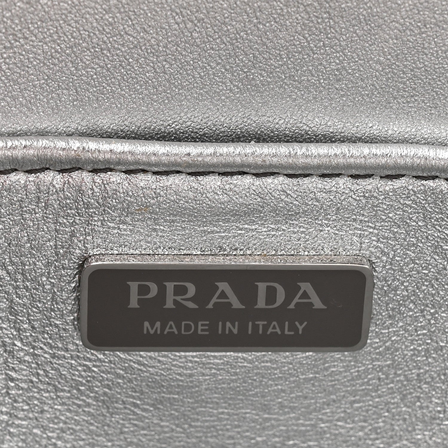 Spazzolato Metal Triangle Logo Triangle Patterned Small Double Handle Crossbody Tote Argento