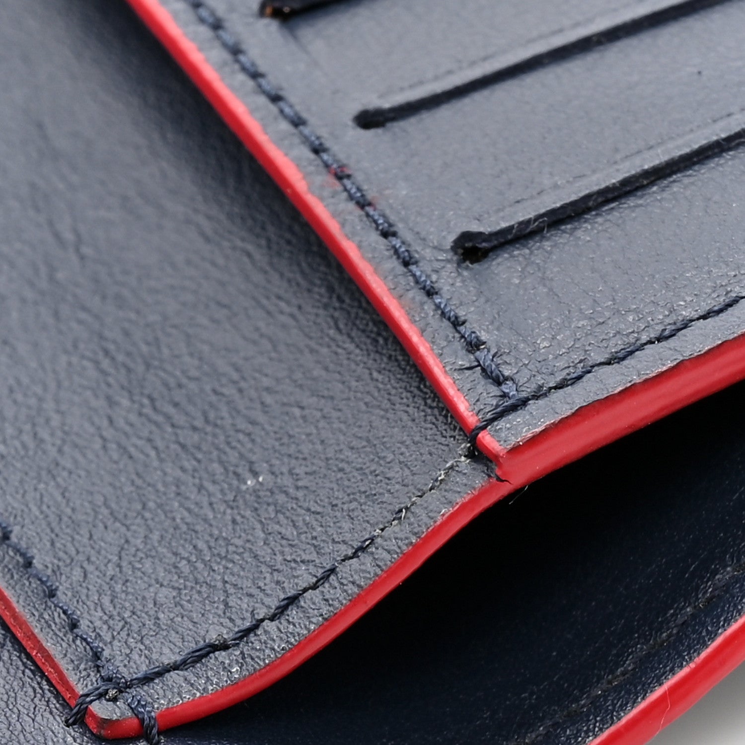 Taurillon Capucines Compact Wallet Marine Rouge