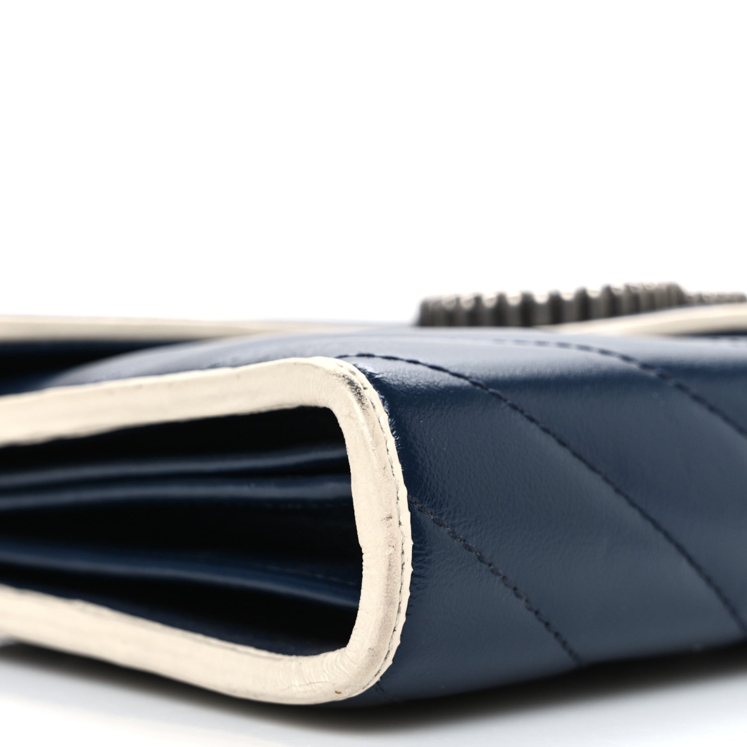 Vintage Effect Calfskin Matelasse Diagonal Torchon GG Marmont Chain Wallet Blue Agata Mystic White