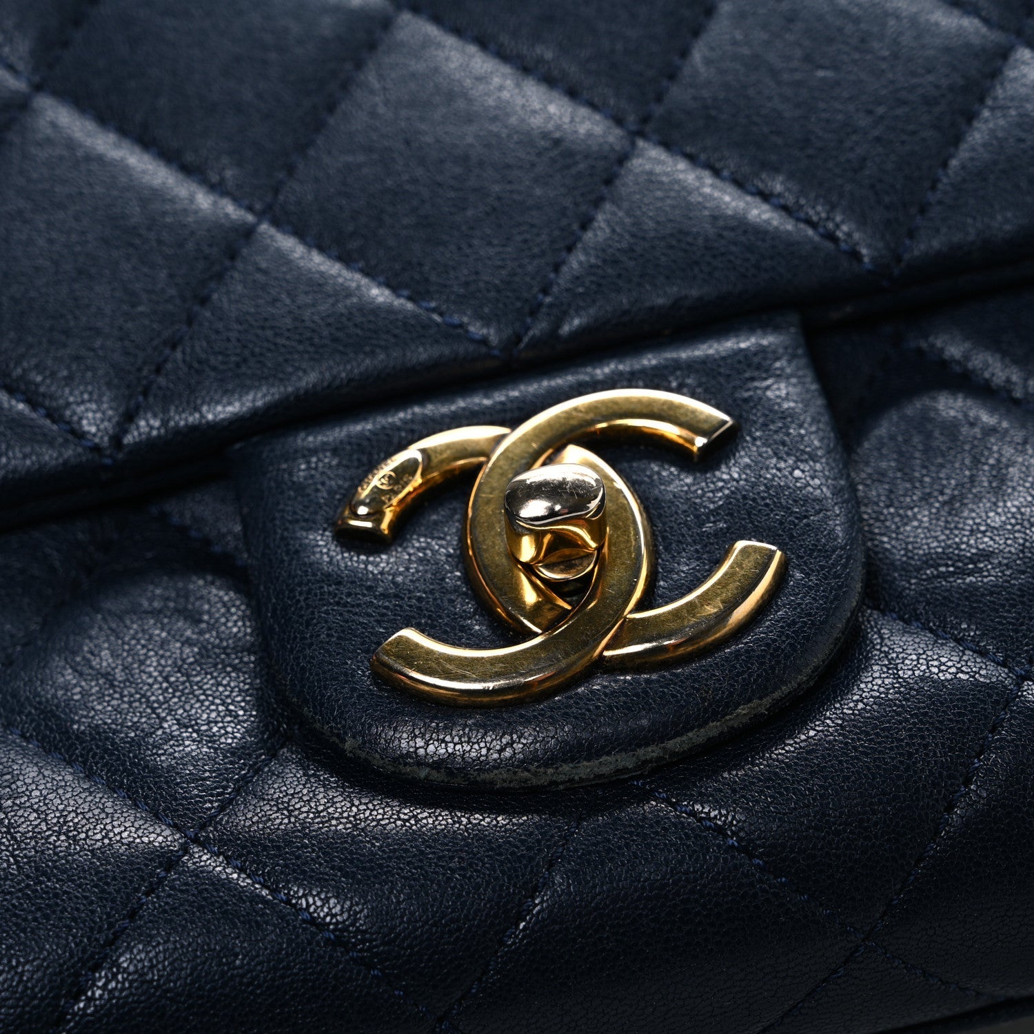 Shiny Sheepskin Quilted Large Trapezio Flap Navy
